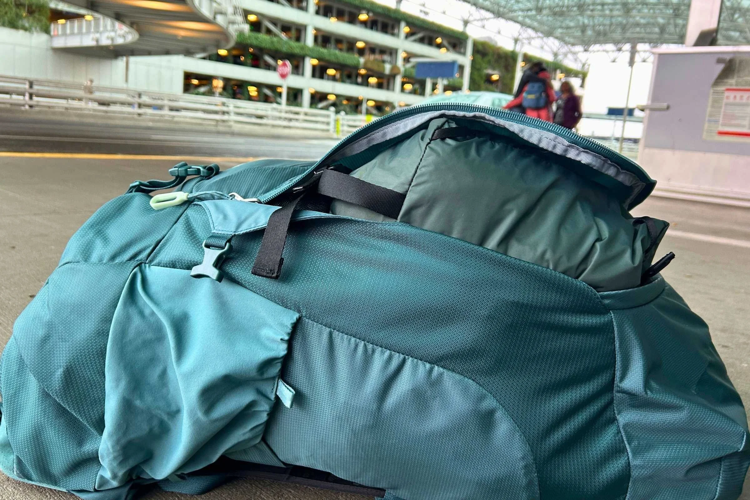   The Gossamer Gear Aero Jet's large opening provides easy access to the pack's main compartment.    