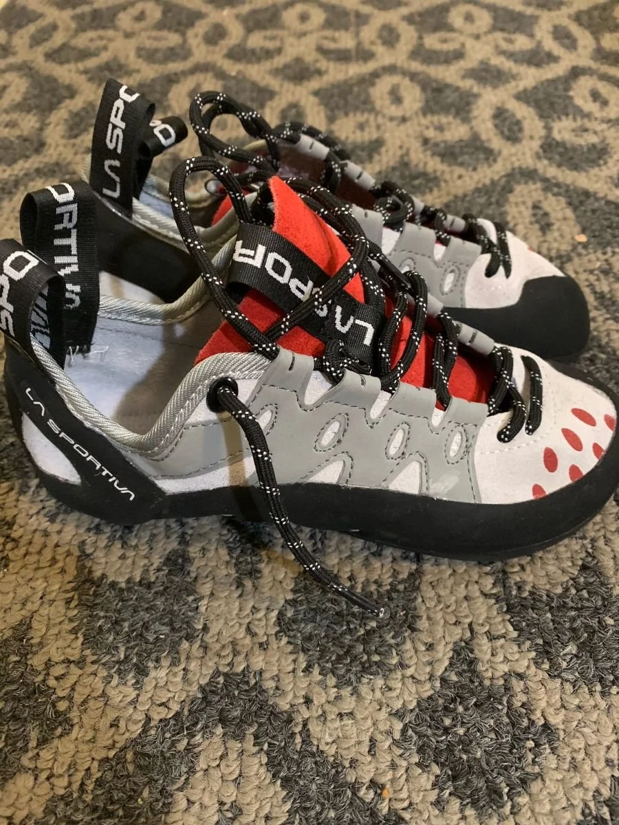La-Sportiva-Tarantulace-Side.jpg