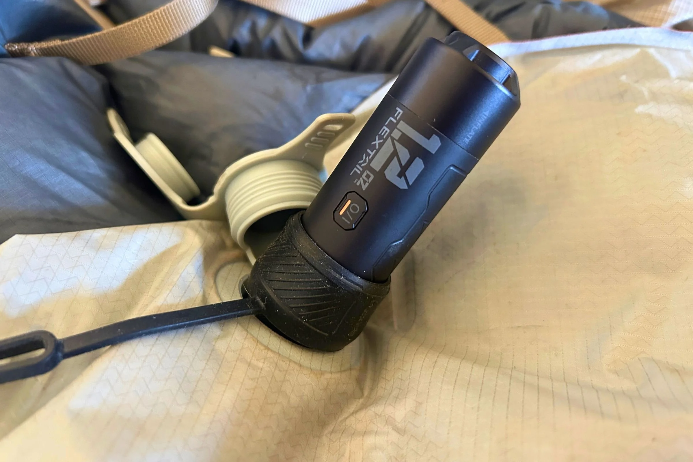   The FLEXTAIL ZERO PUMP connects to a sleeping pad for hands-free inflation, with a built-in rechargeable battery that eliminates the need for an external power source.  