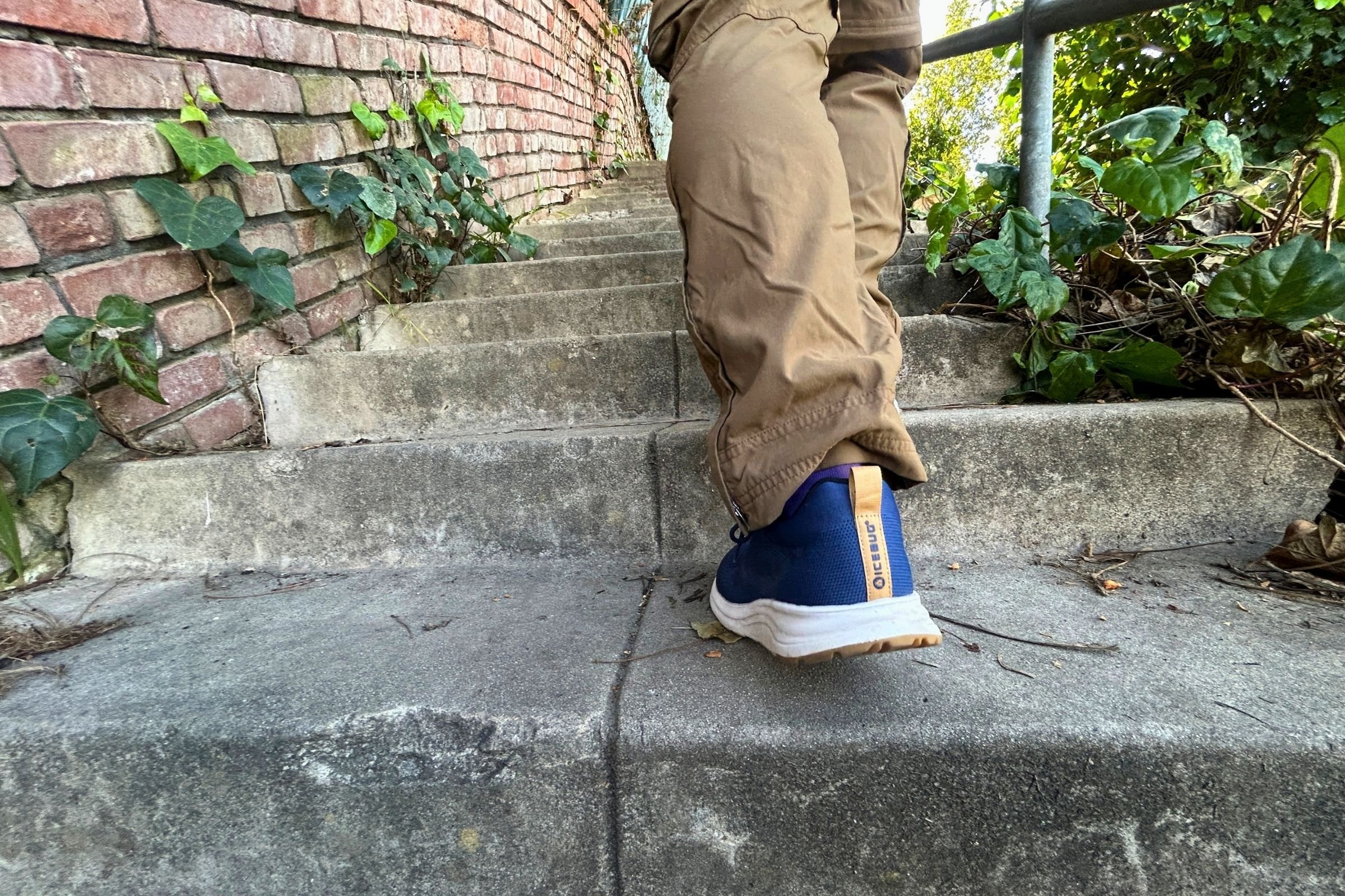 icebug-mosi-walking-shoes-men-back.jpg