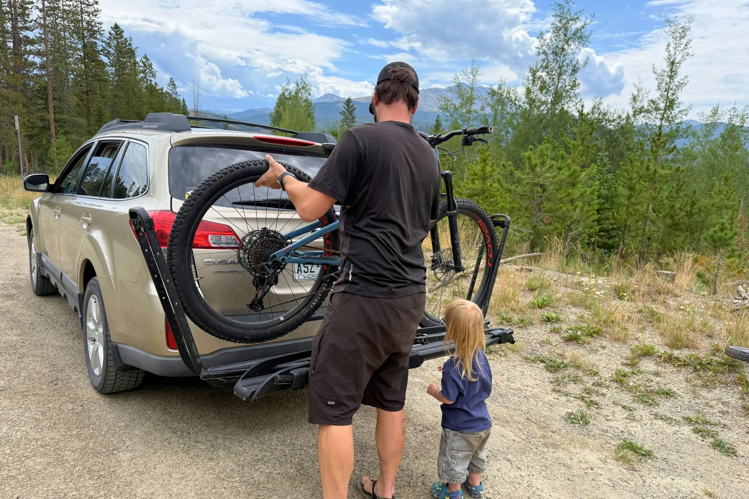 Loading a mountain bike onto the Kuat Piston Pro