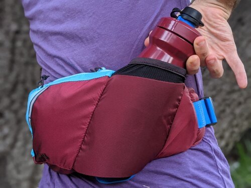 CamelBak Podium Flow 4 - Hip pack with a 4 l volume and water bottle on  test