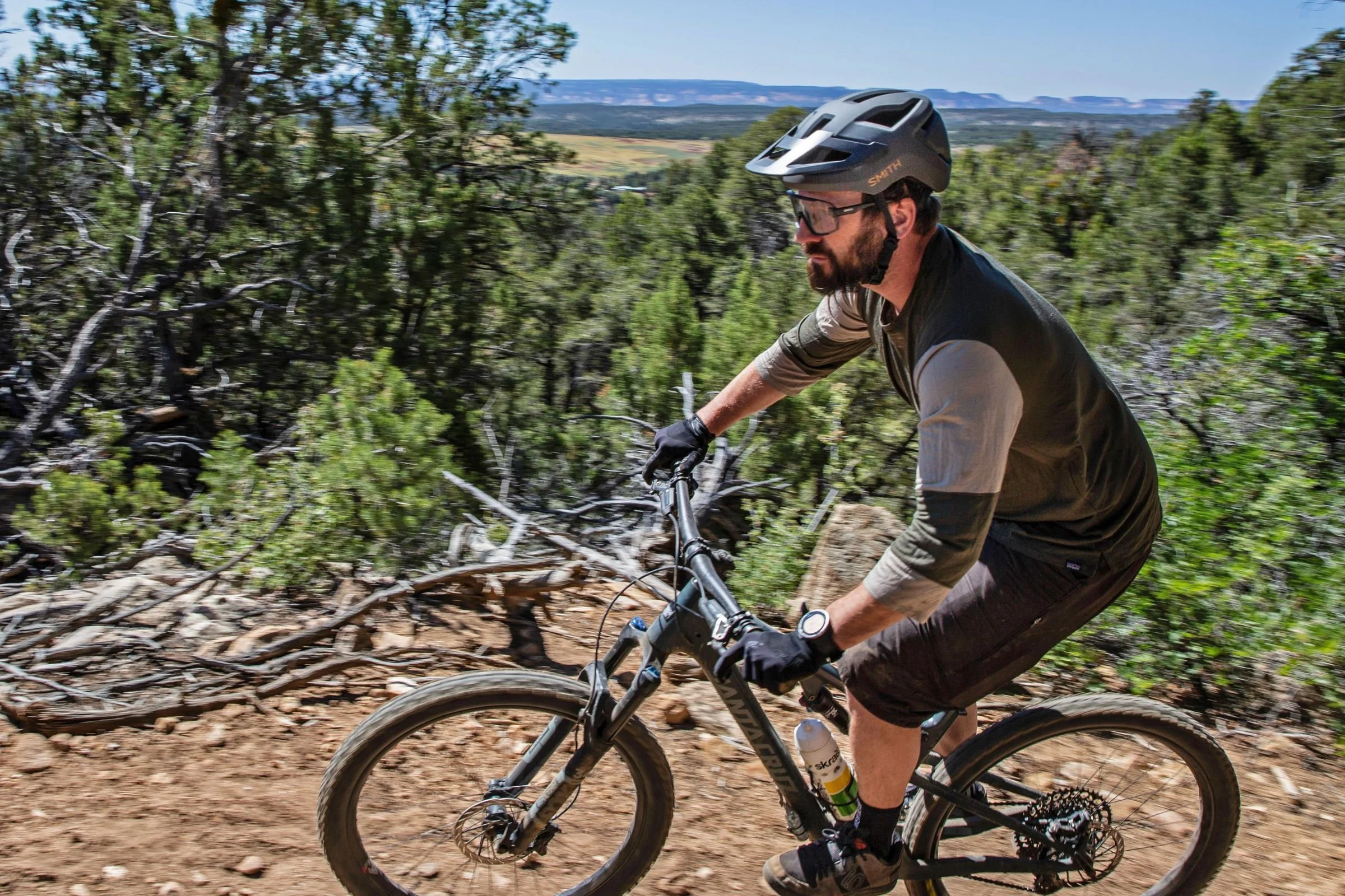 We spent time climbing trails in the desert heat to test the ventilation of the Smith Optics Pilot Mips helmet. Photo by Tom Callaghan.