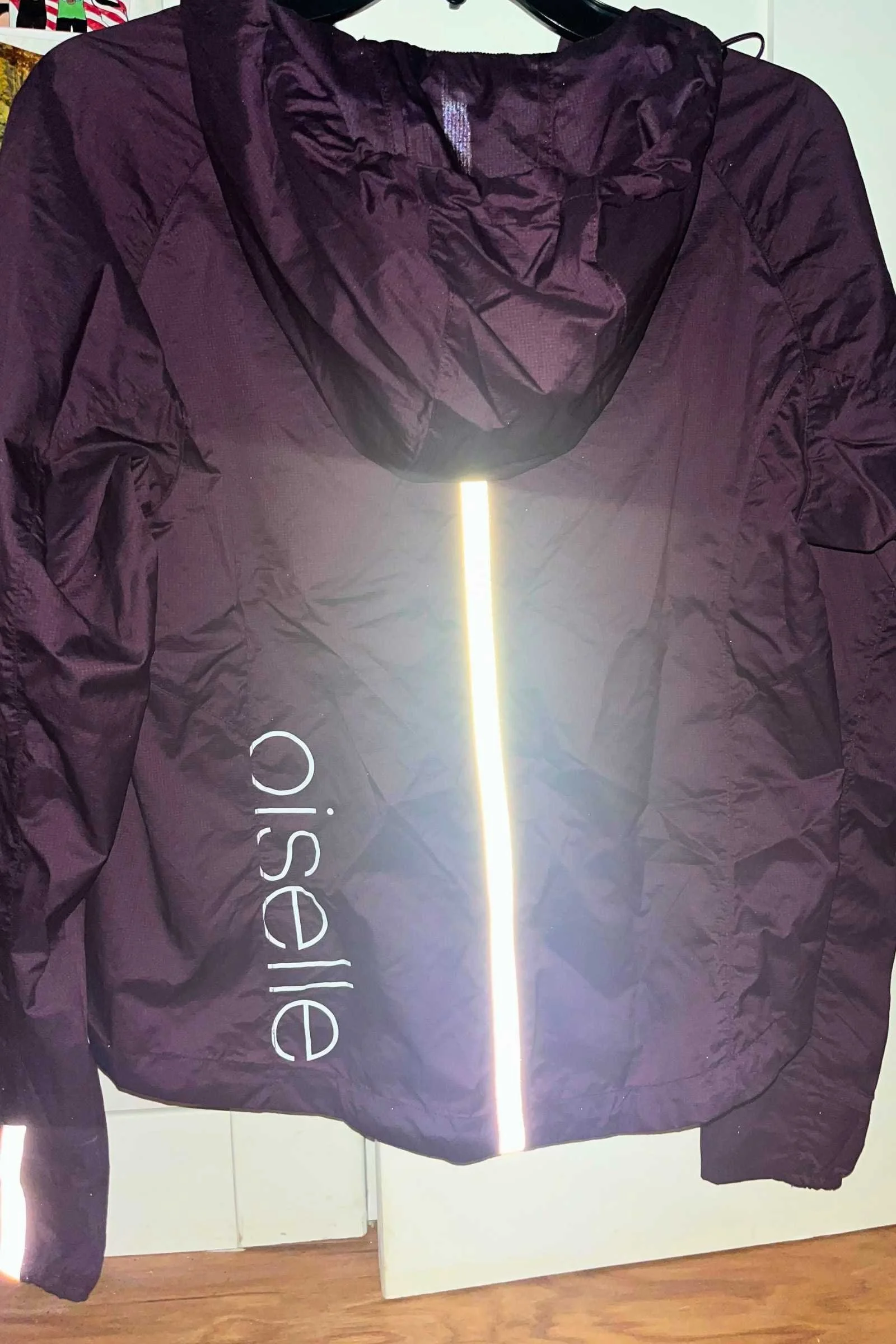 To show the reflectivity of the Oiselle, we took a photo with the camera flash on. This is what the backside of the jacket looks like—an entire stripe of reflective detailing.
