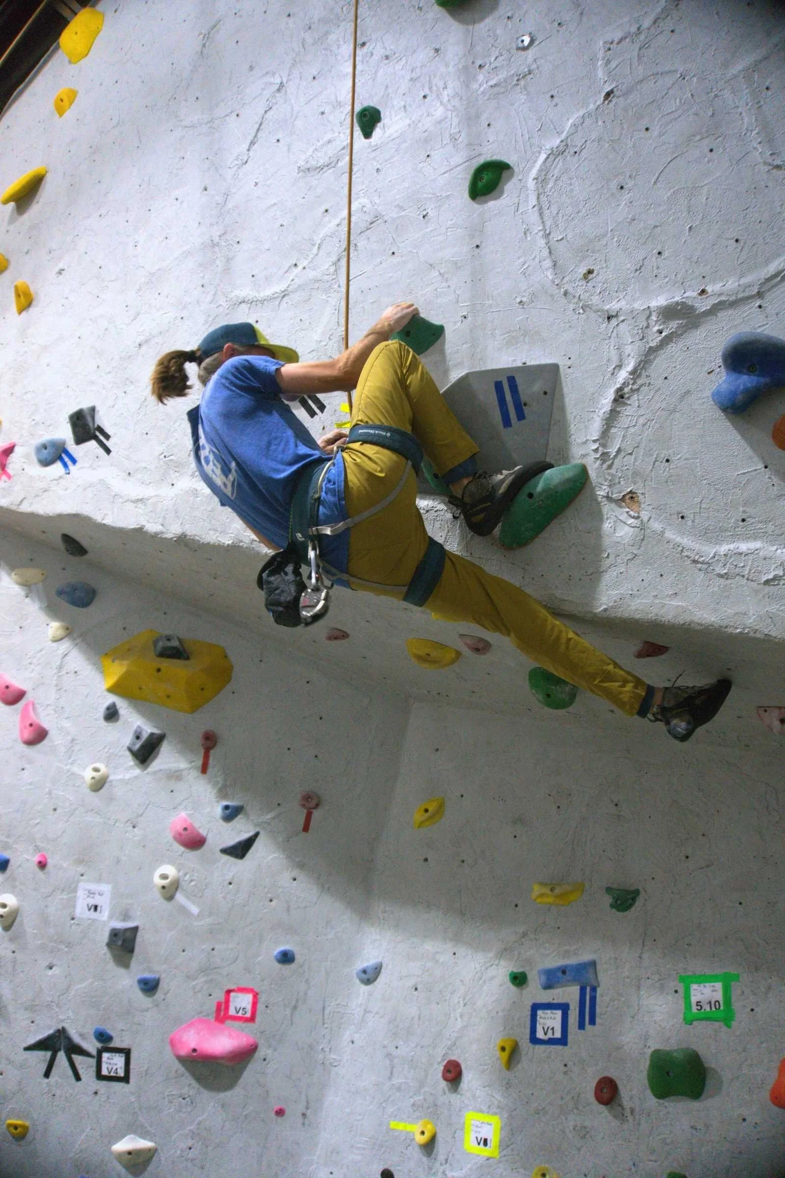 Tommy Campbell using the Kavu Peak Seeker chalk bag in the gym
