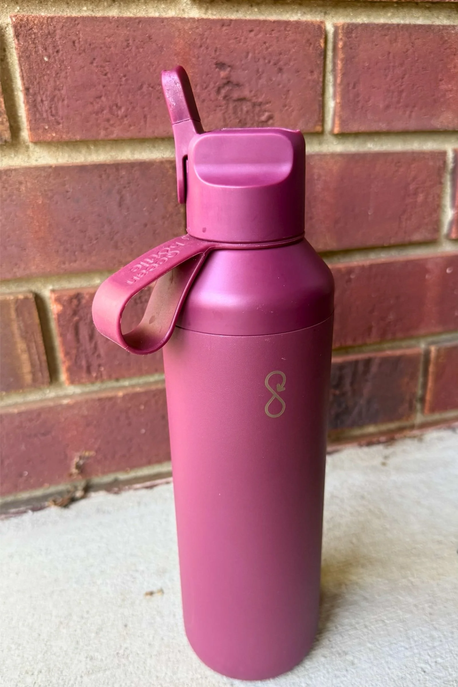 Purple Ocean Bottle Peak Go with an integrated carry-loop handle on the side.