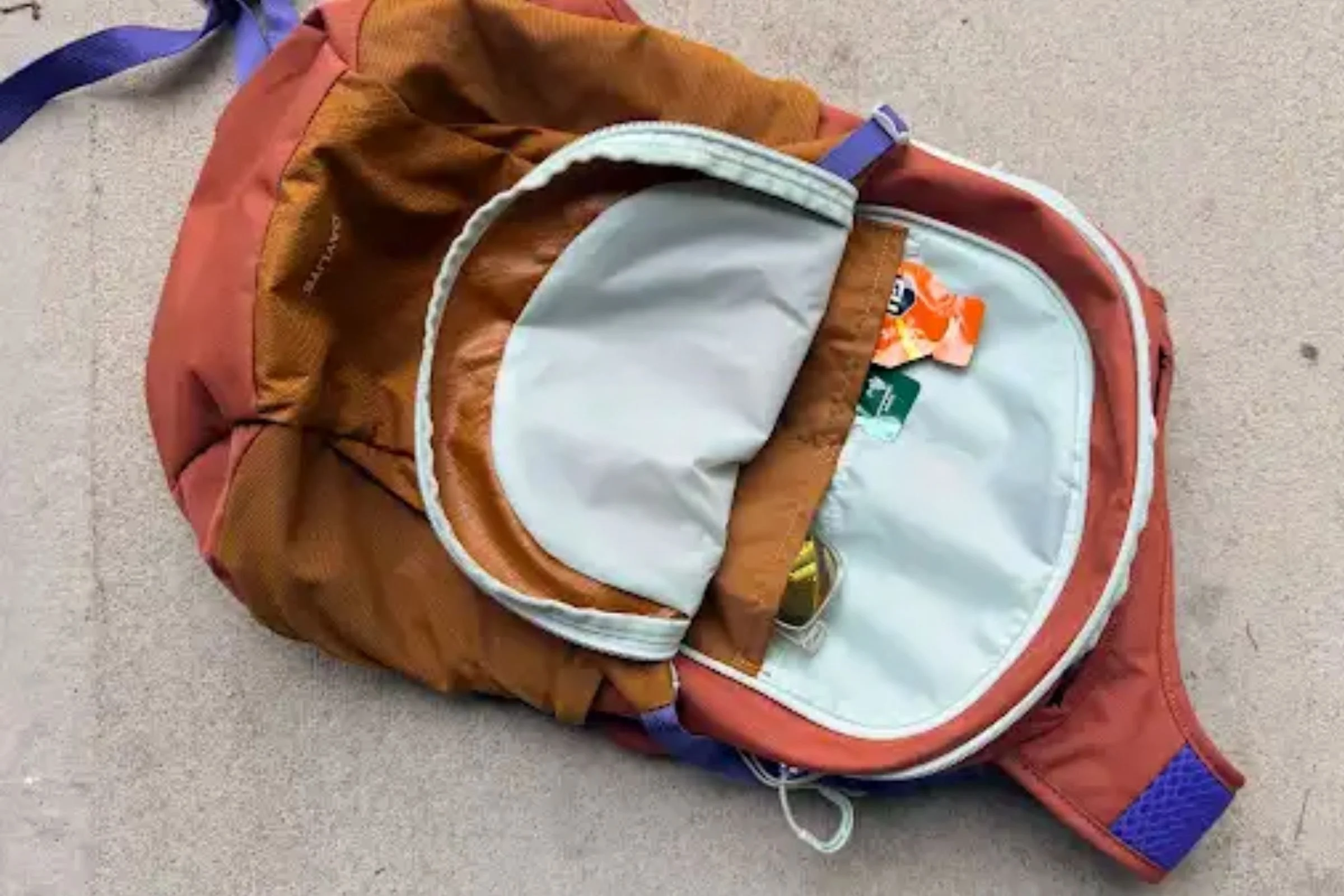 The Osprey Daylite's interior pocket  holding energy gels and sunglasses.