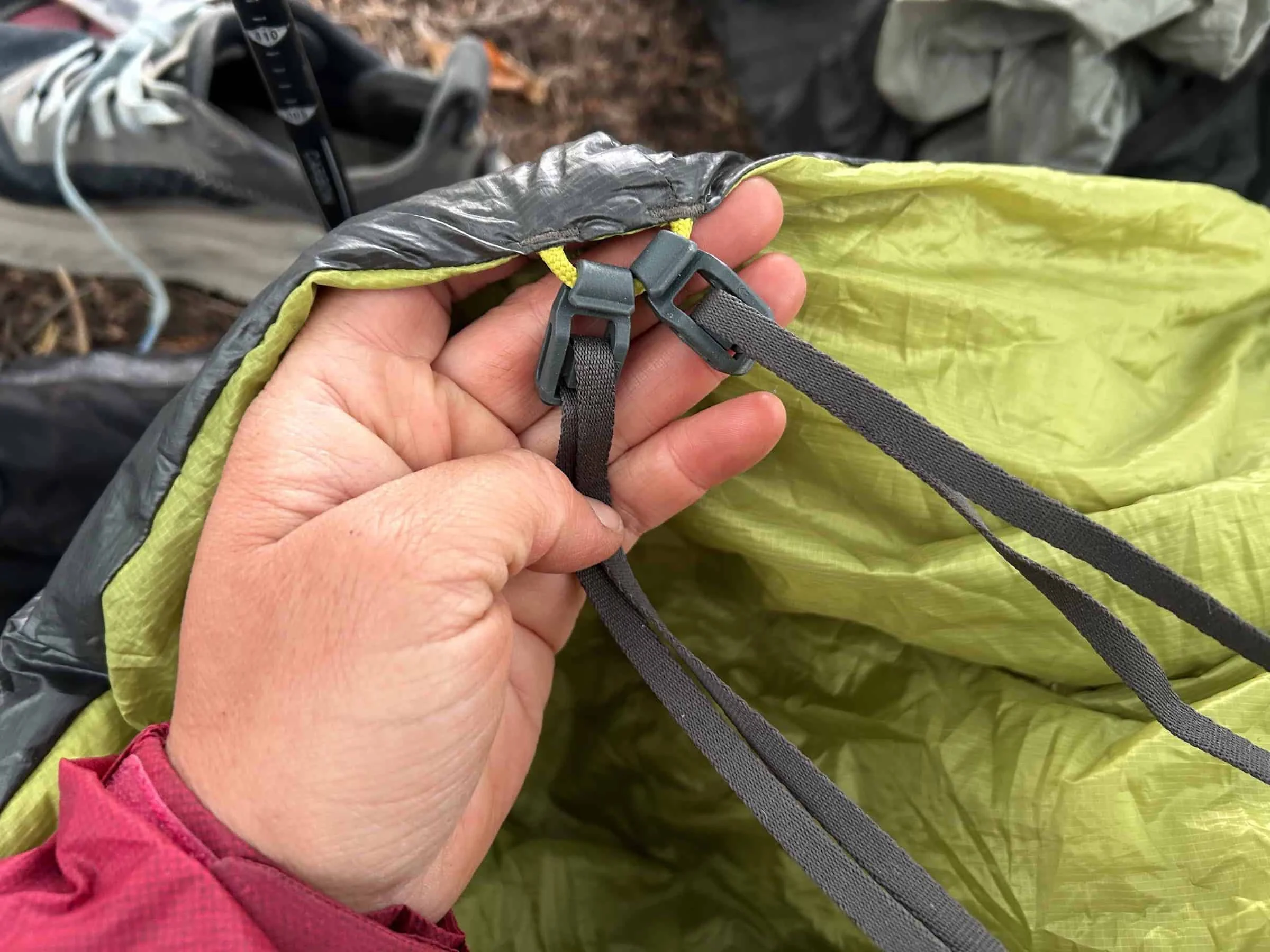 Close-up on the pad attachment straps and hardware on the NEMO Pulse quilt.