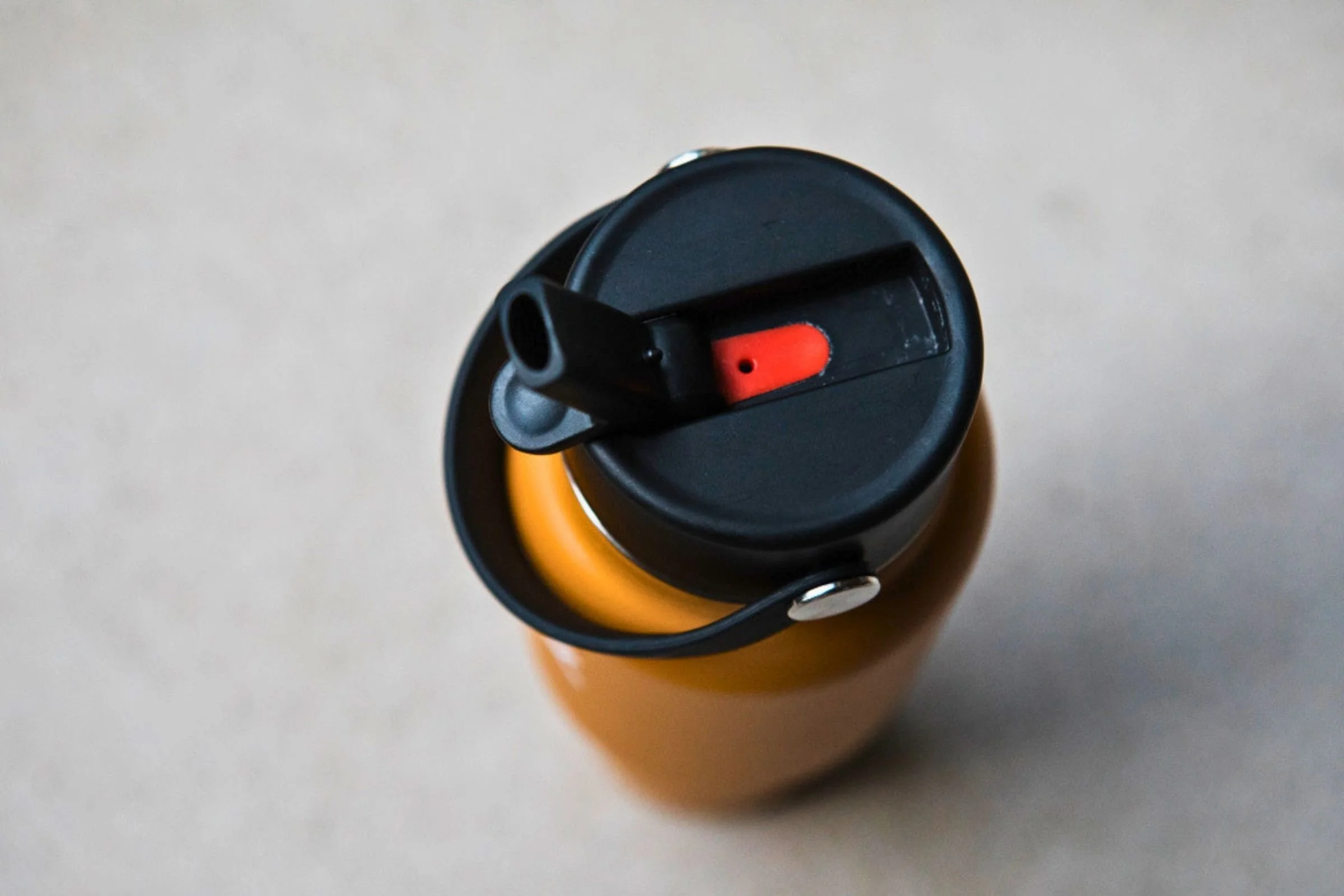 Close-up of the lid and seal on Hydro Flask 32 oz Travel Bottle.