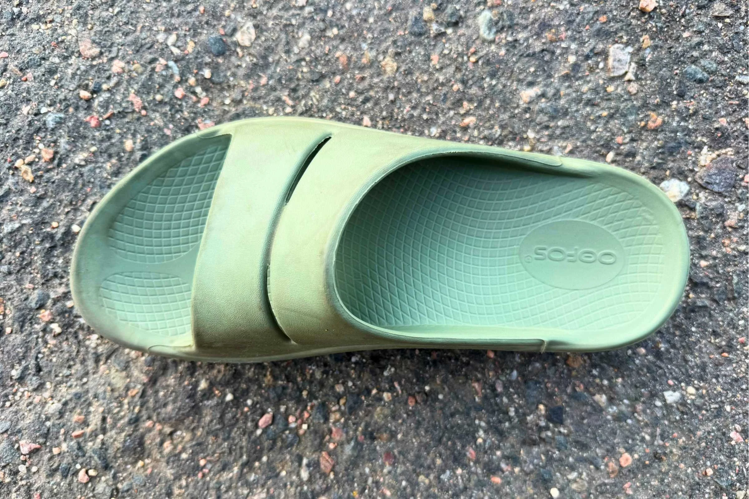 The whole slide is made of OOFOS’ proprietary OOfoam.
