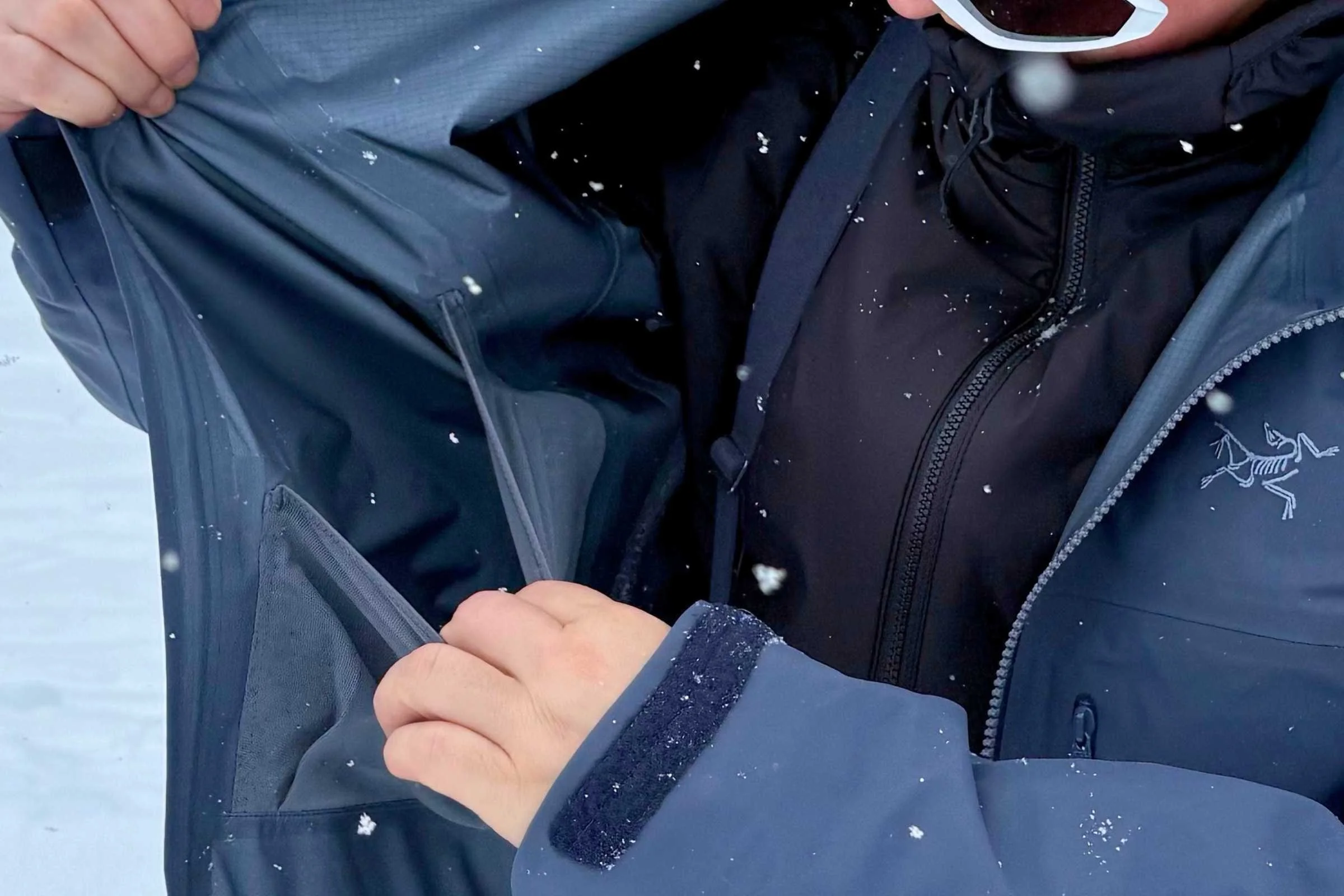 A stretchy mesh inside pocket allows you to quickly stash items like gloves or sunglasses.