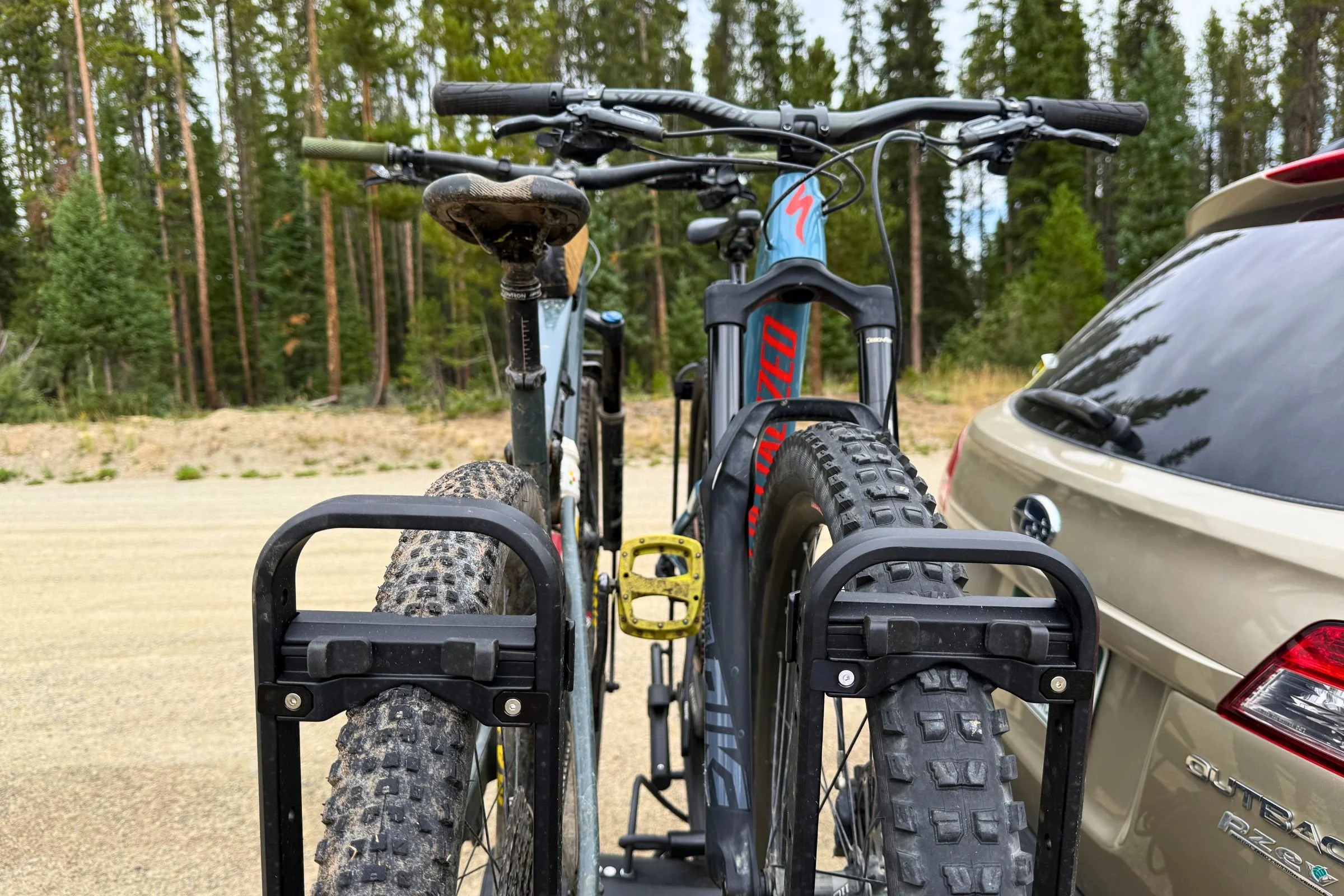 Two bikes spaced on the Kuat Piston Pro without handlebar interference