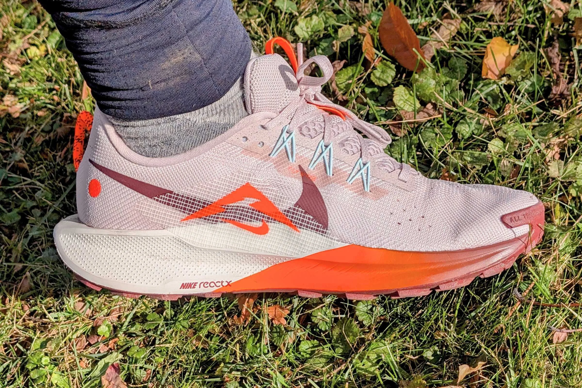 The Pegasus Trail features the ReactX midsole, which offers excellent energy return.