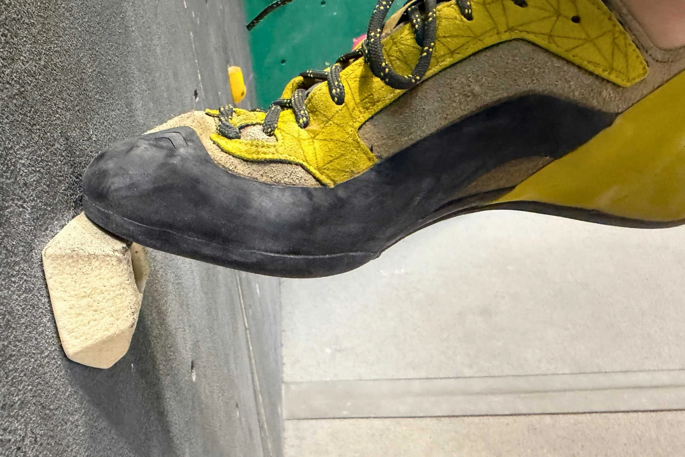 The toe comes to a decently fine point, making edging feel secure.