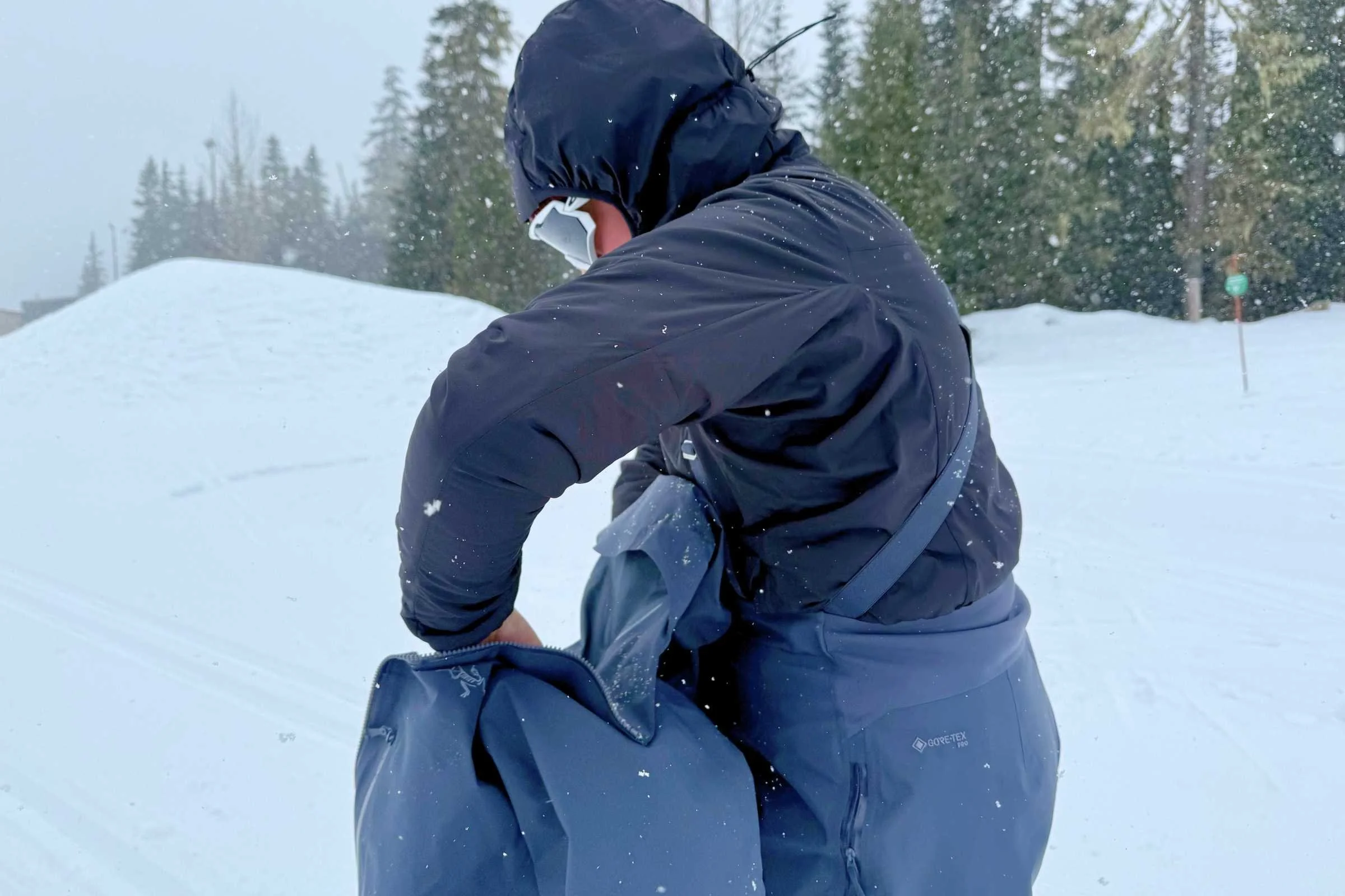 The regular fit leaves room for base layers without feeling overly bulky.