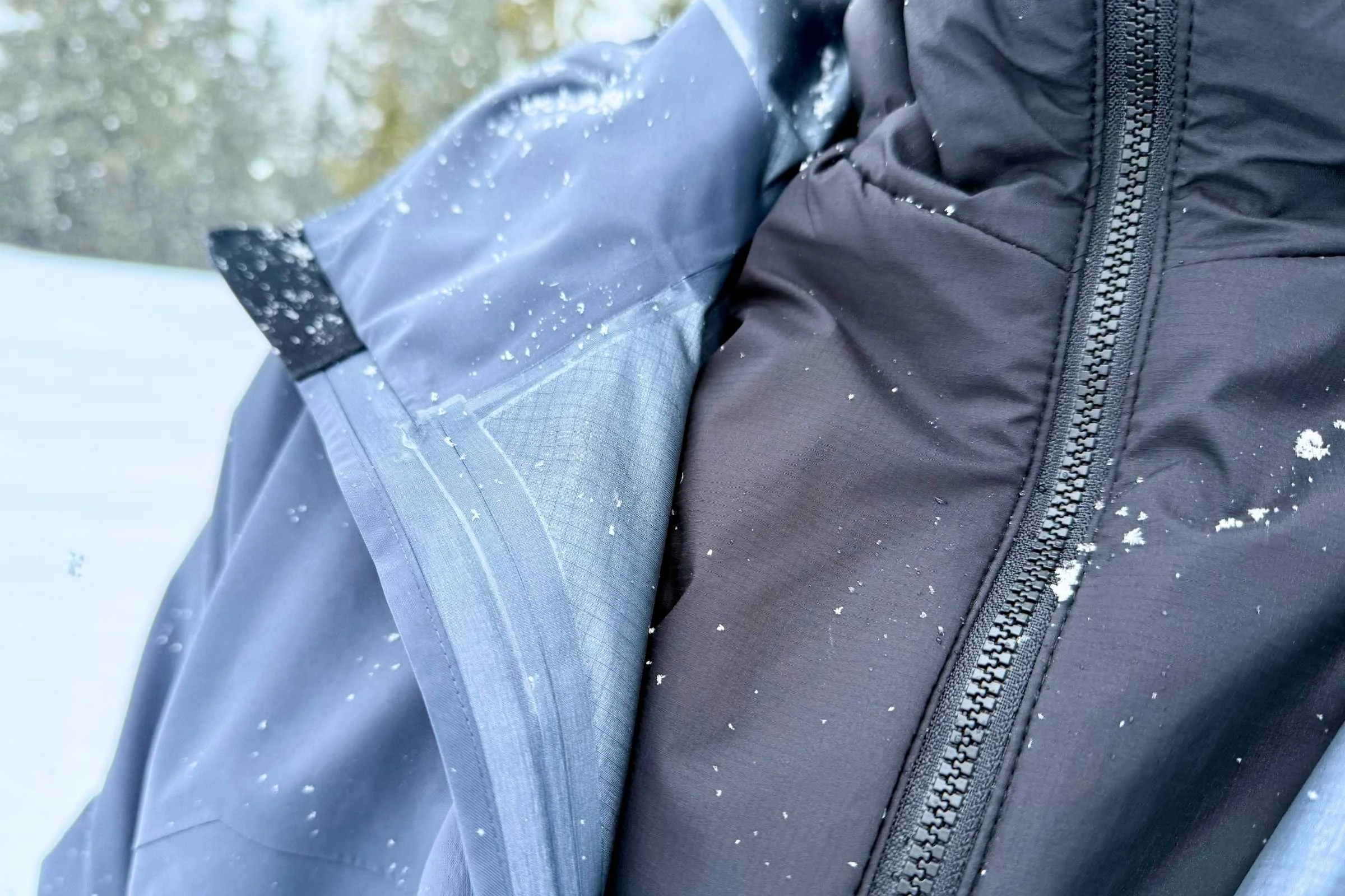 The inside of the jacket consists of a micro-grid liner and fully taped seams.