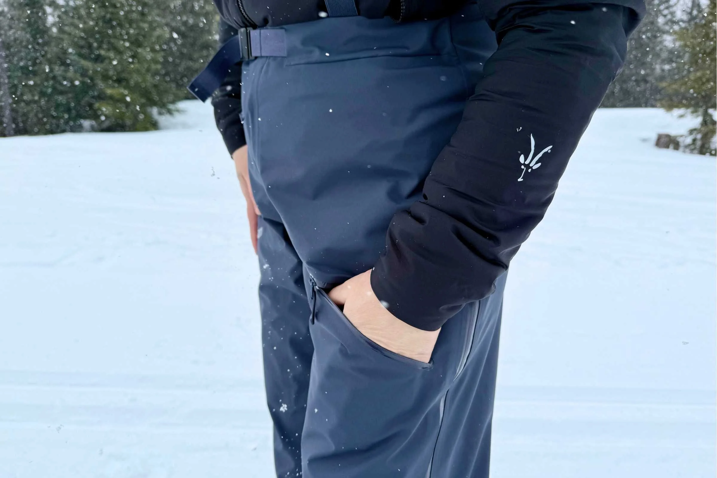 Two zippered thigh pockets give you useful storage without adding unnecessary bulk.
