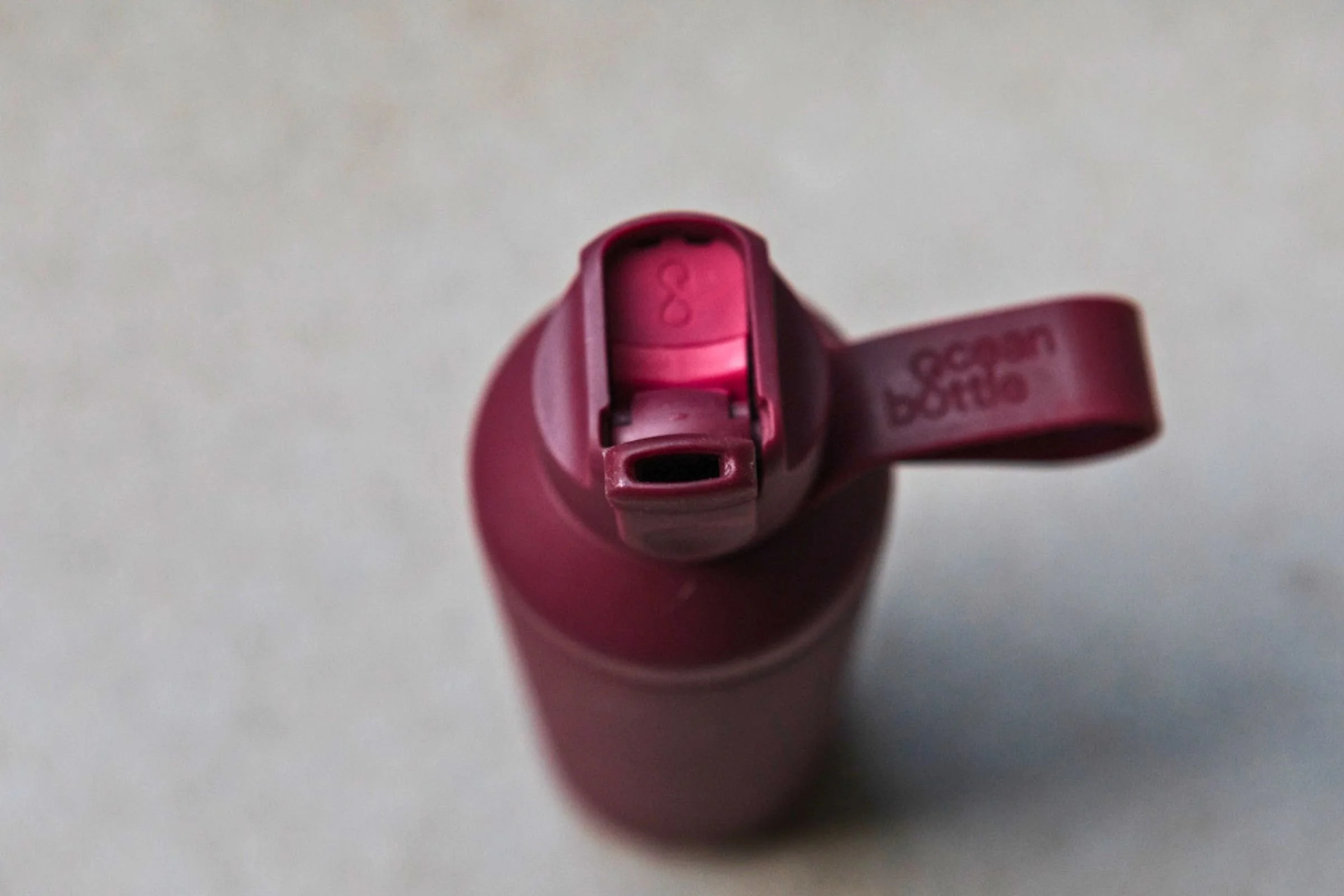 Close-up of the Ocean Bottle Peak Go mouth opening with a red lid, showing the opening mechanism.