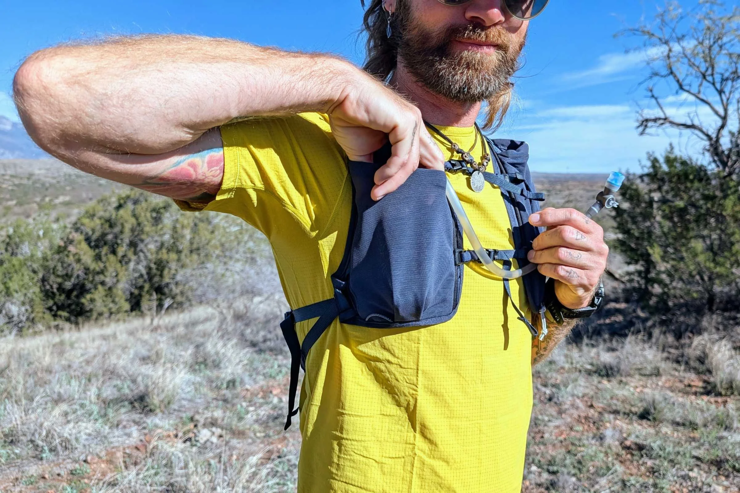 The shoulder pocket is open on the top on the right side for quick nutrition access.