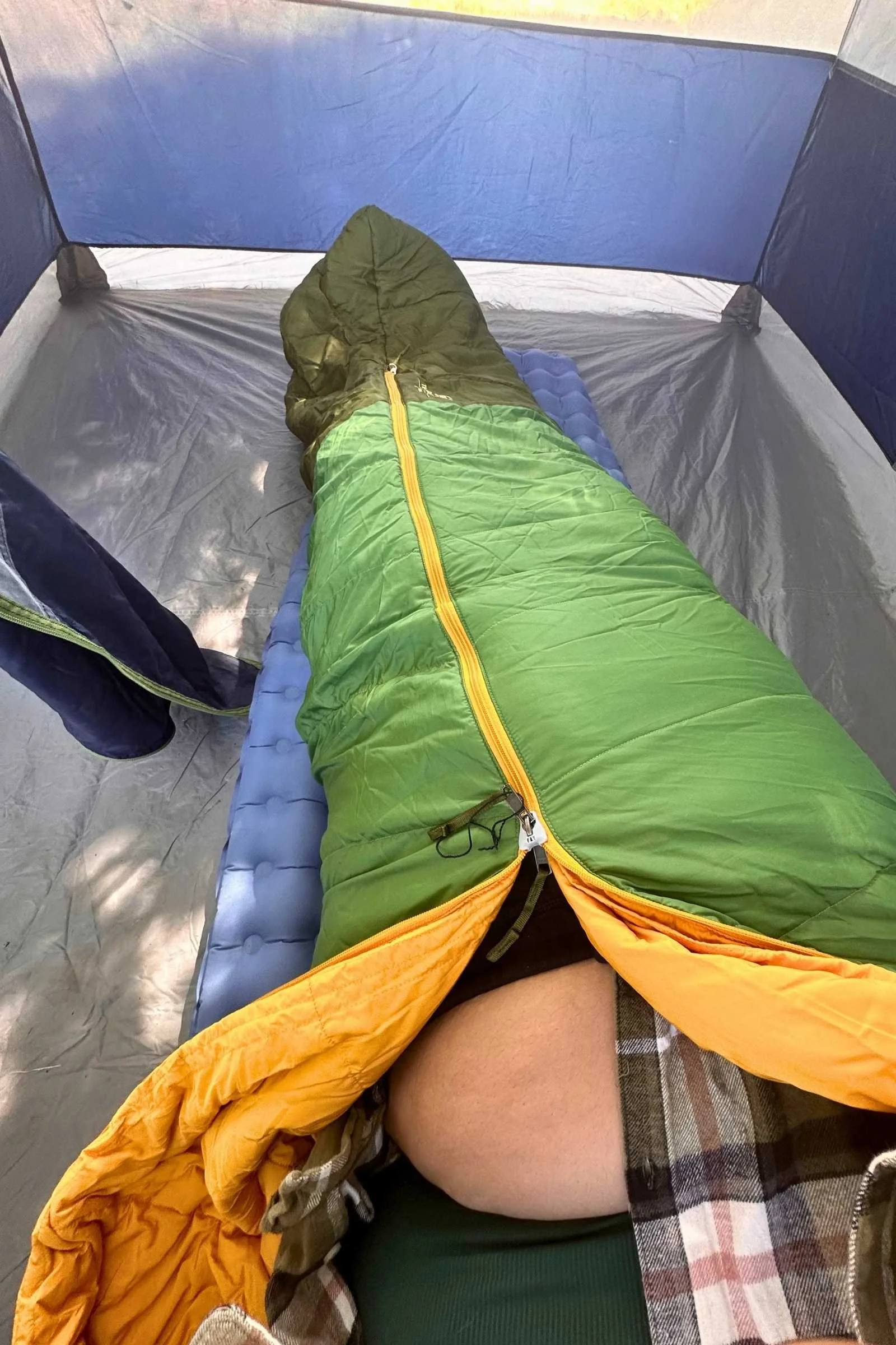 Close up on the zipper on the REI Trailmade.