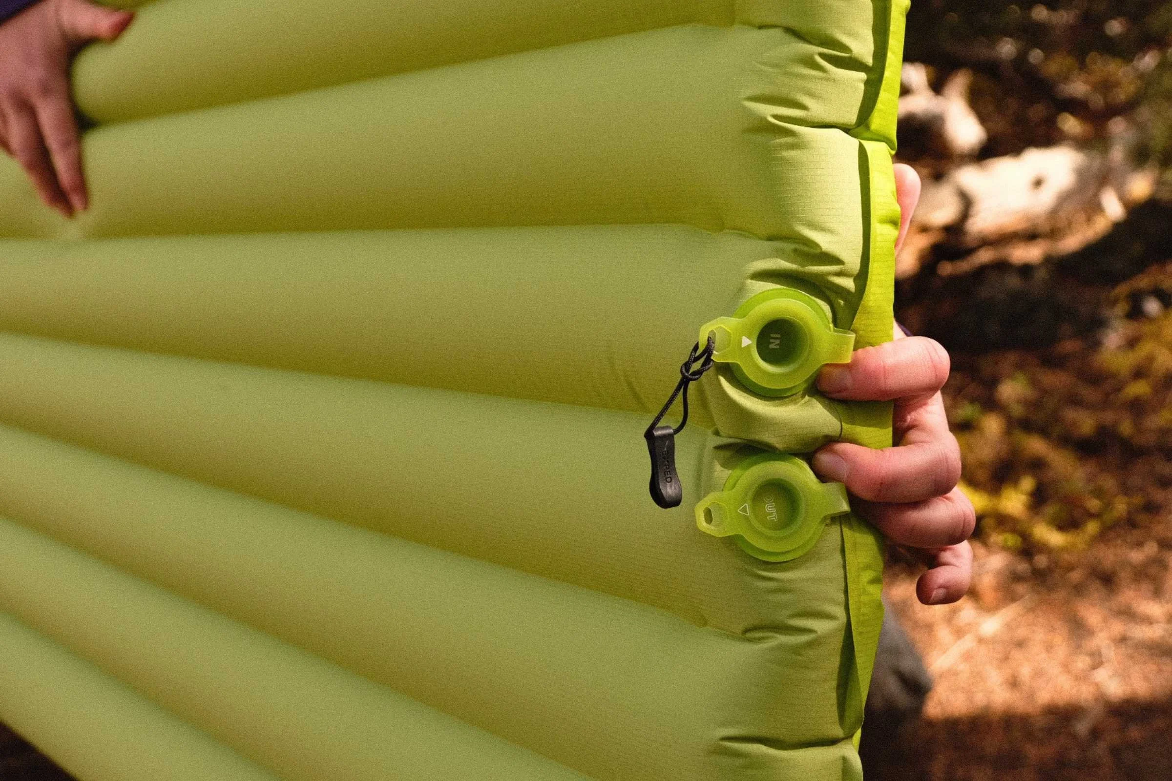 Showin the in and out valves on the EXPED 6.5R sleeping pad