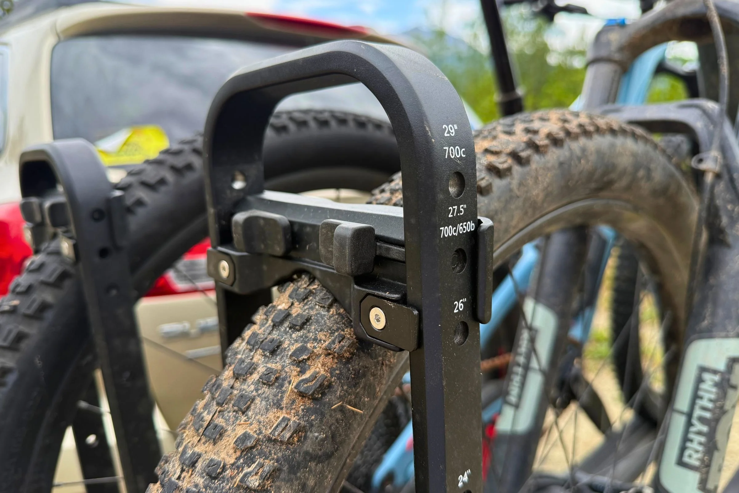 Frame-free tire clamp holding a bike wheel on the Kuat Piston Pro
