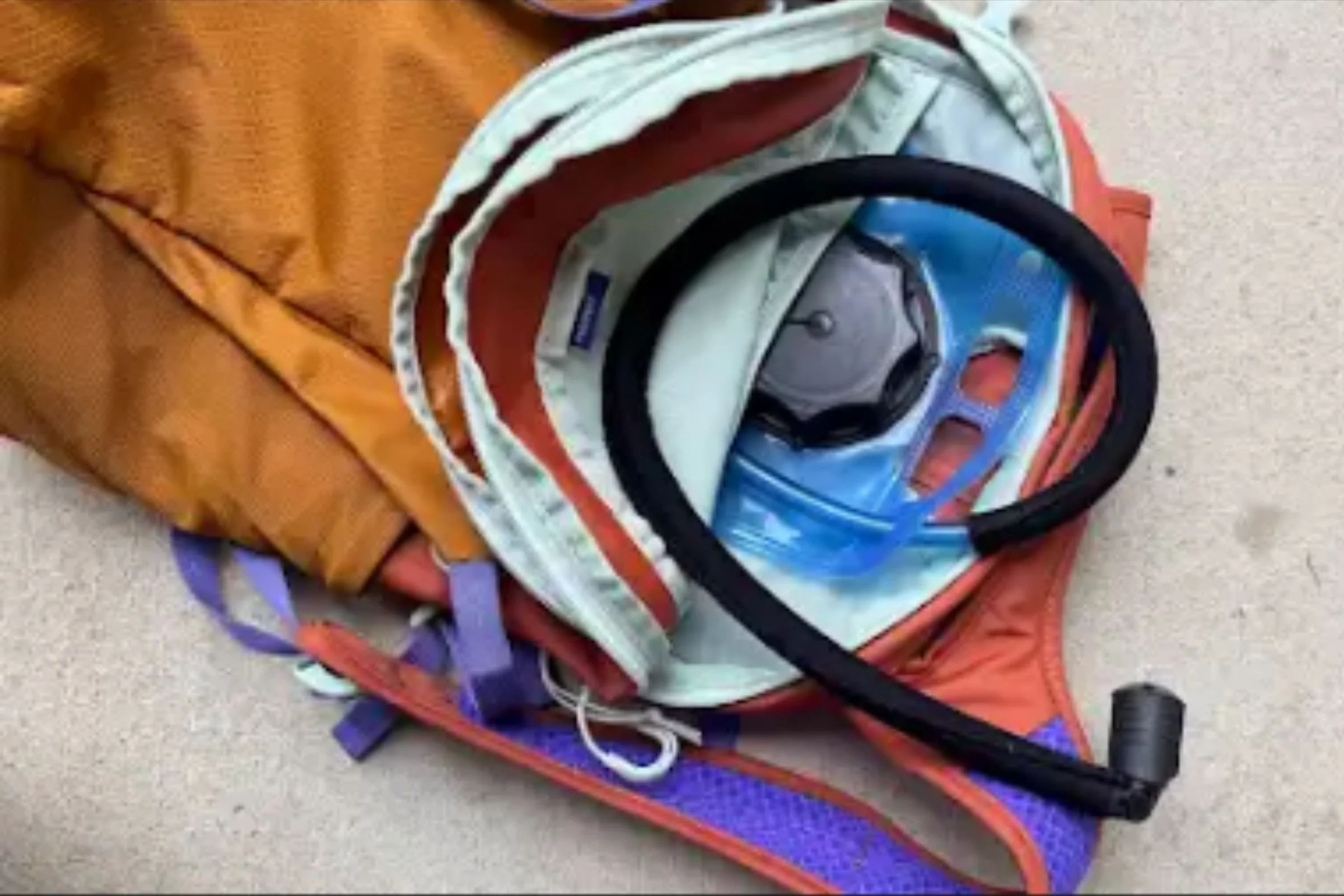 A closeup of the Osprey Daylite backpack with a hydration tube inside.