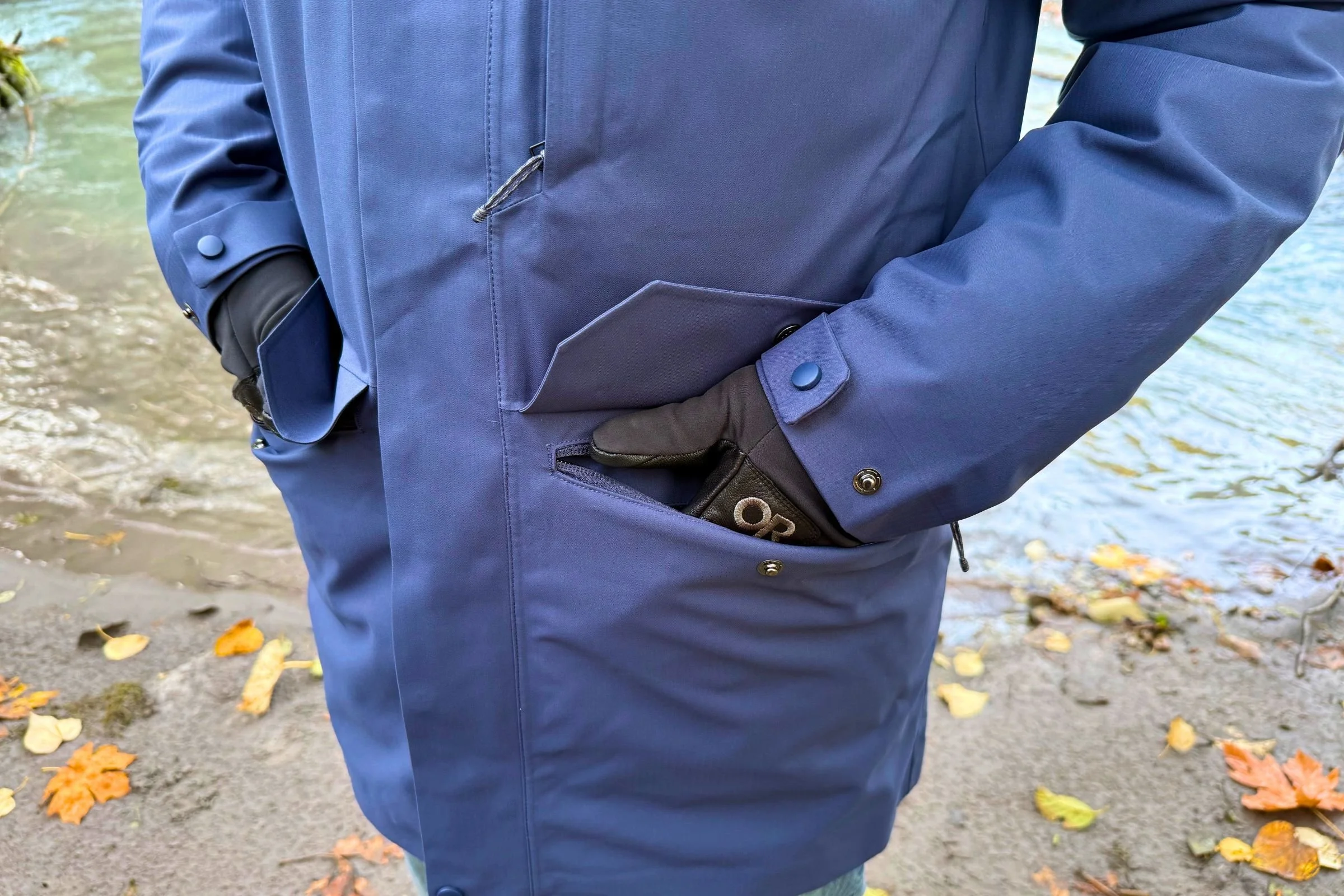 The men’s pockets aren’t as easy to warm your hands up in as the women’s side-entrance pockets.