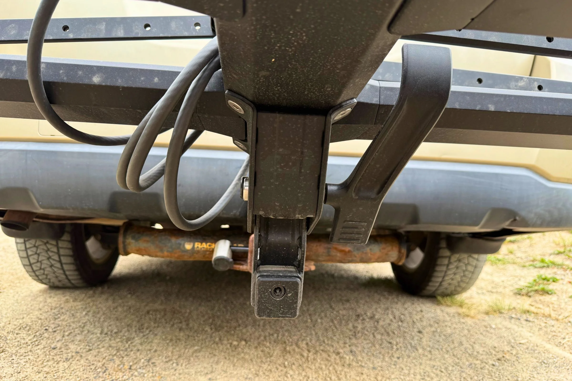 Anti-wobble tightening system at the hitch receiver