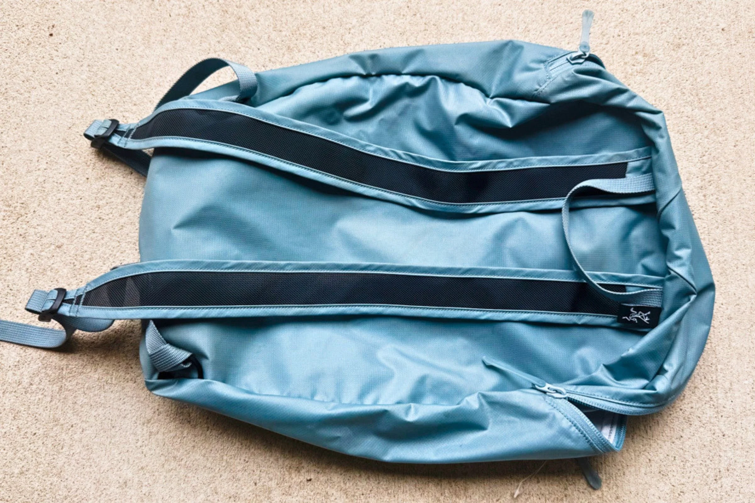 Rear view of the Arc’teryx Heliad 15 backpack showing its adjustable mesh shoulder straps.