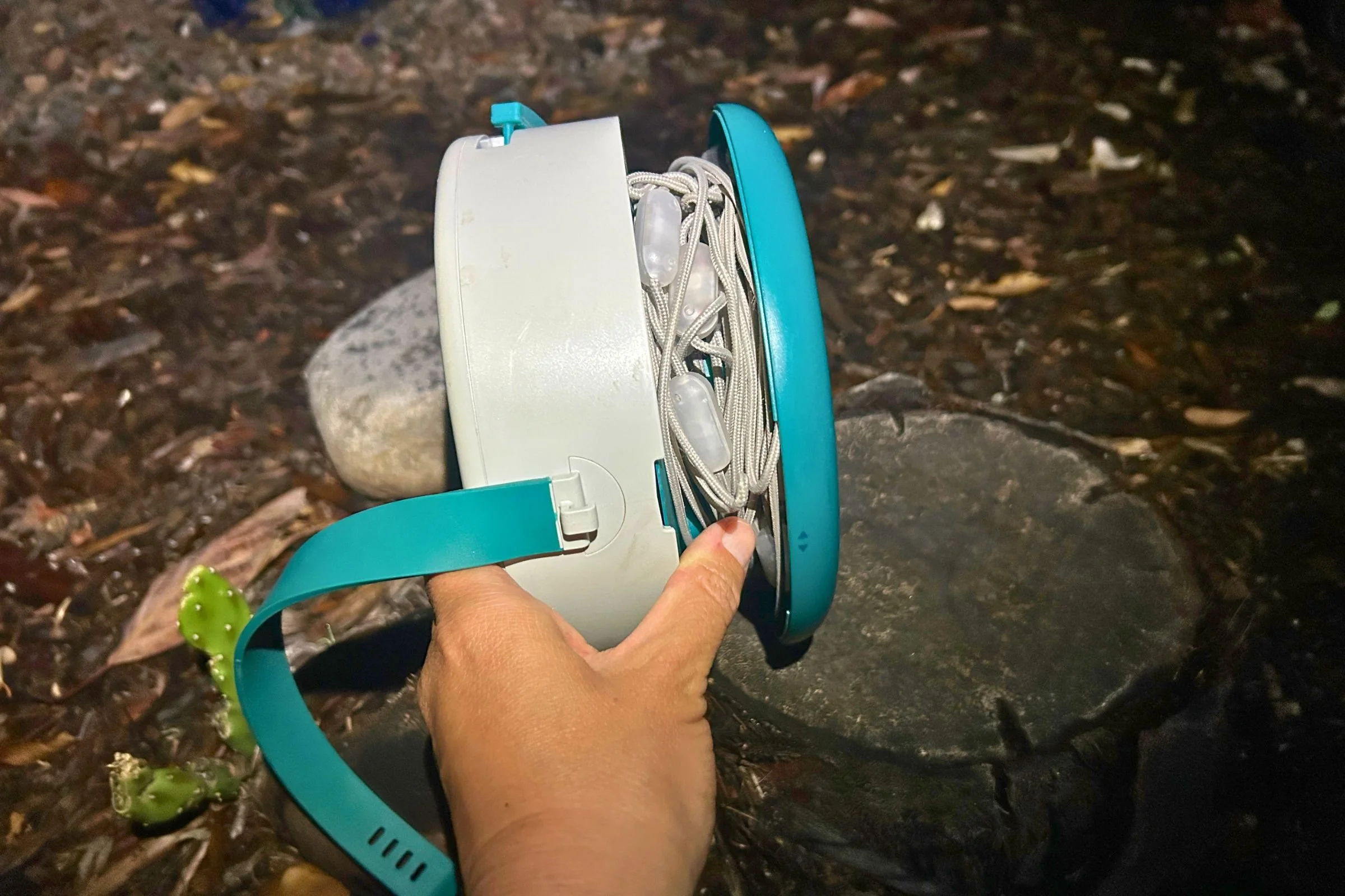 The string lights wrap around the base of the hub on the BioLite Luci Solar string lights. This helps keep the strings from tangling.
