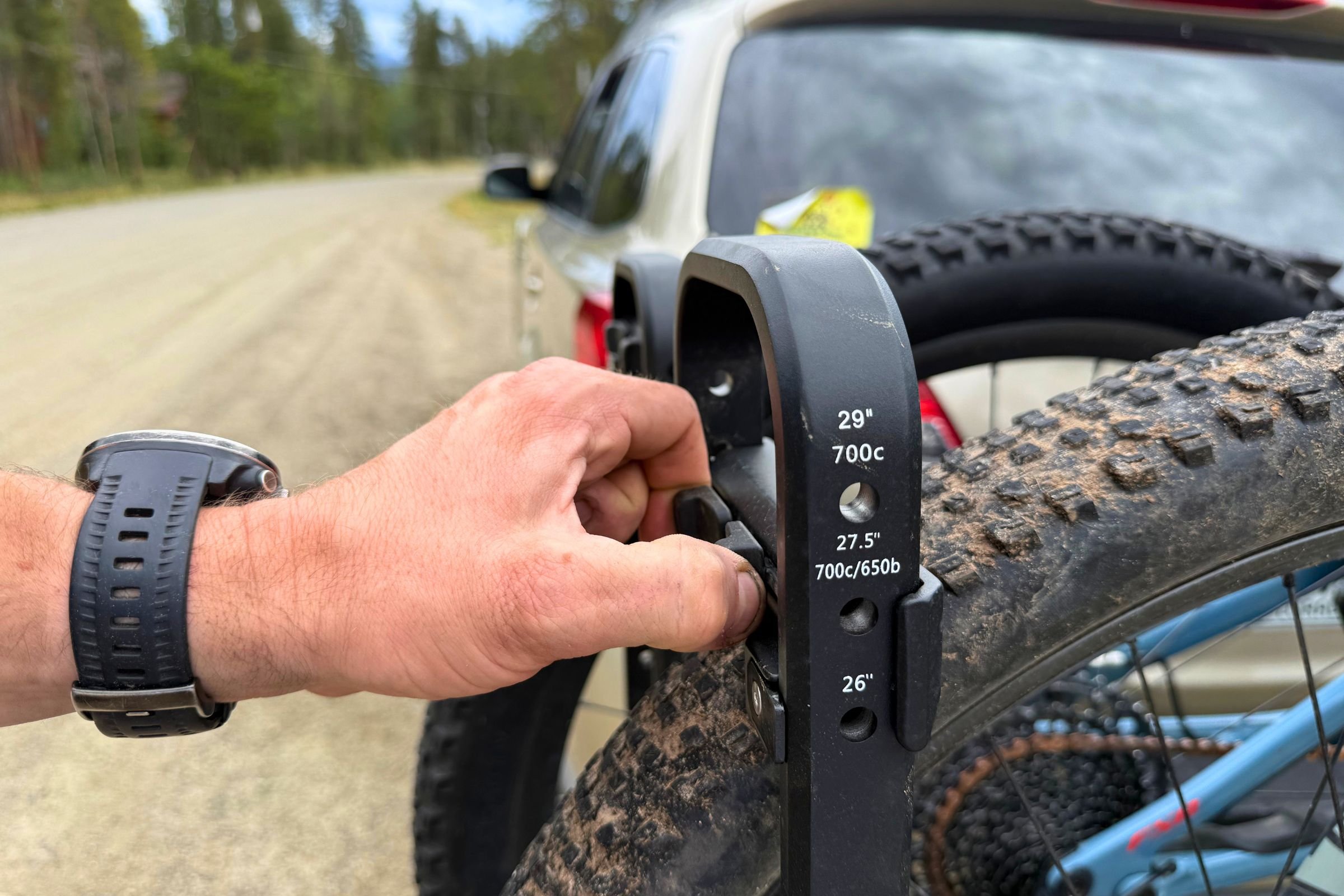 Wheel size adjustments on the cradle arms of the Kuat Piston Pro