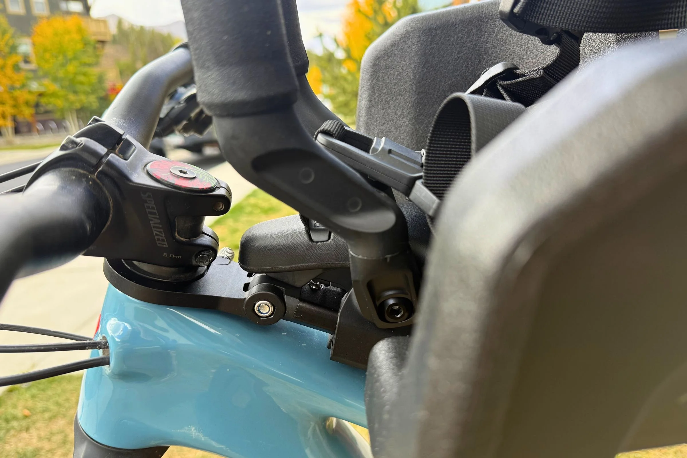 A closeup of the front attachment point of the  Kids Ride Shotgun Shotgun Pro EVO 2-in-1 bike seat.
