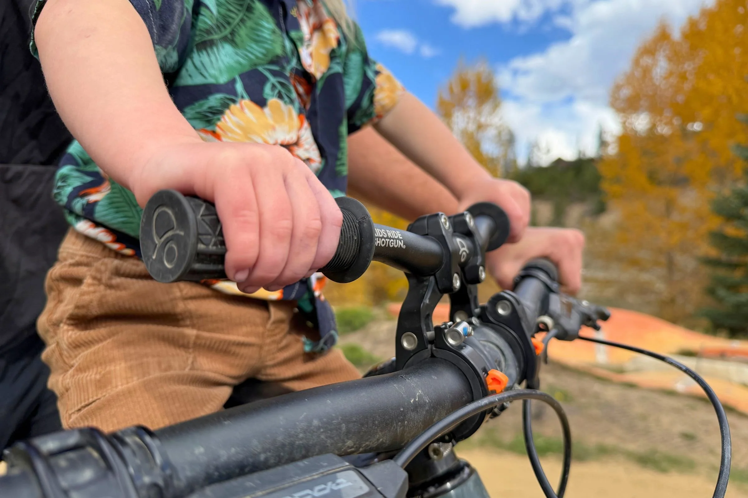 A closeup of the child handlebars of the Kids Ride Shotgun Shotgun Pro EVO 2-in-1 bike seat.