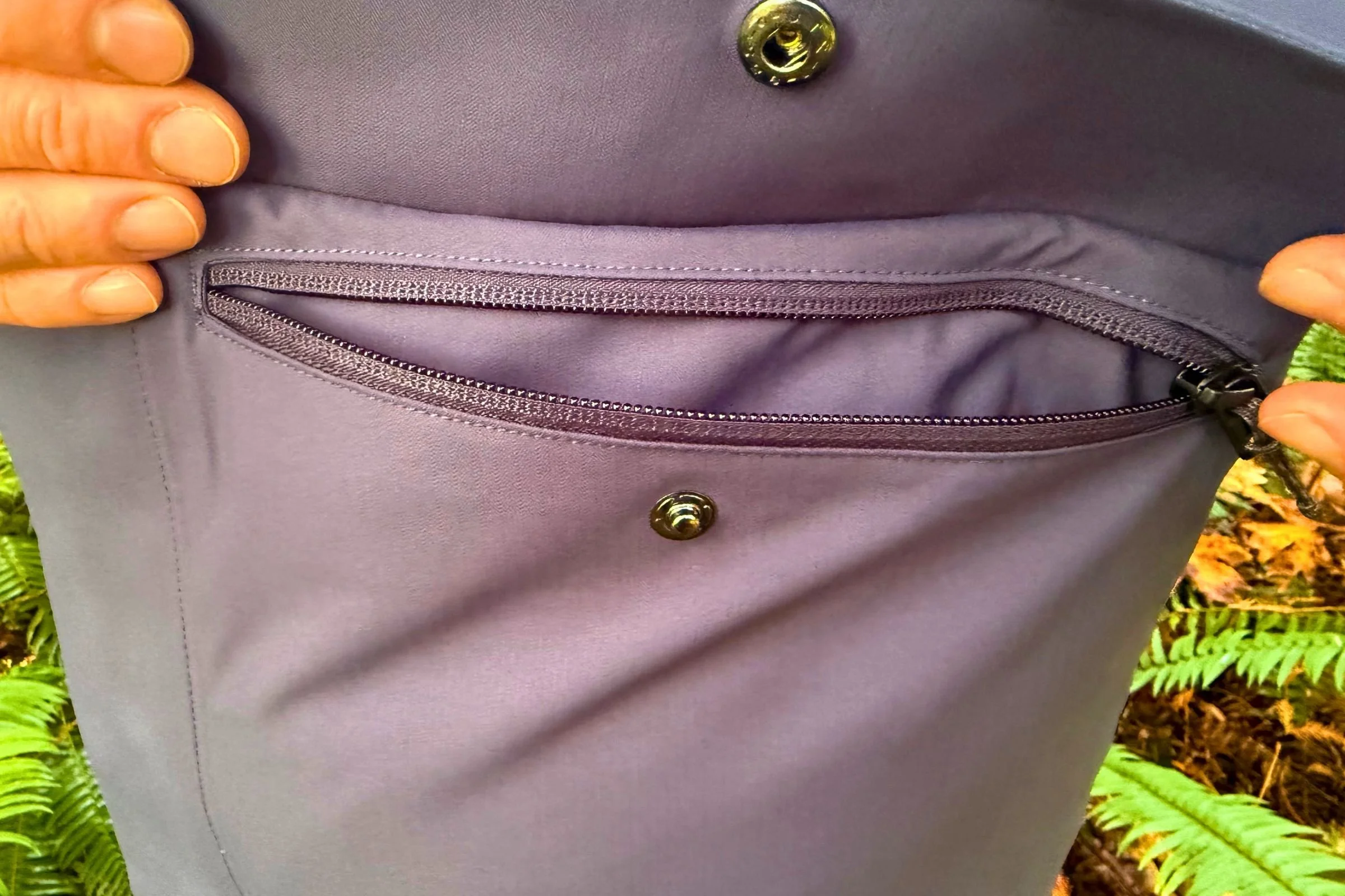 The men’s pockets on the Tres parka are top-loading (which our tester found a bit awkward to get his hands into).