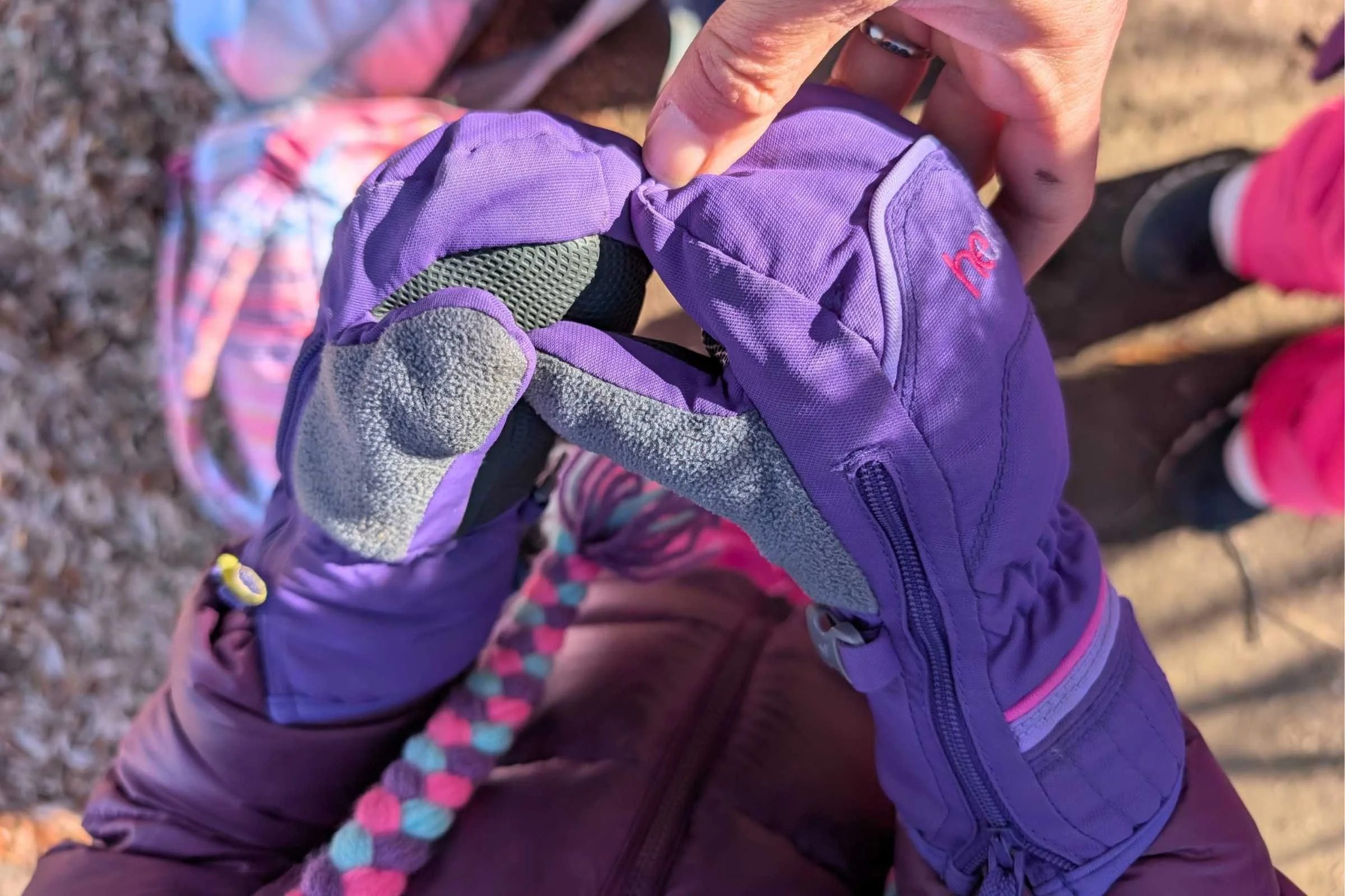 A child wearing junior Head mittens in purple