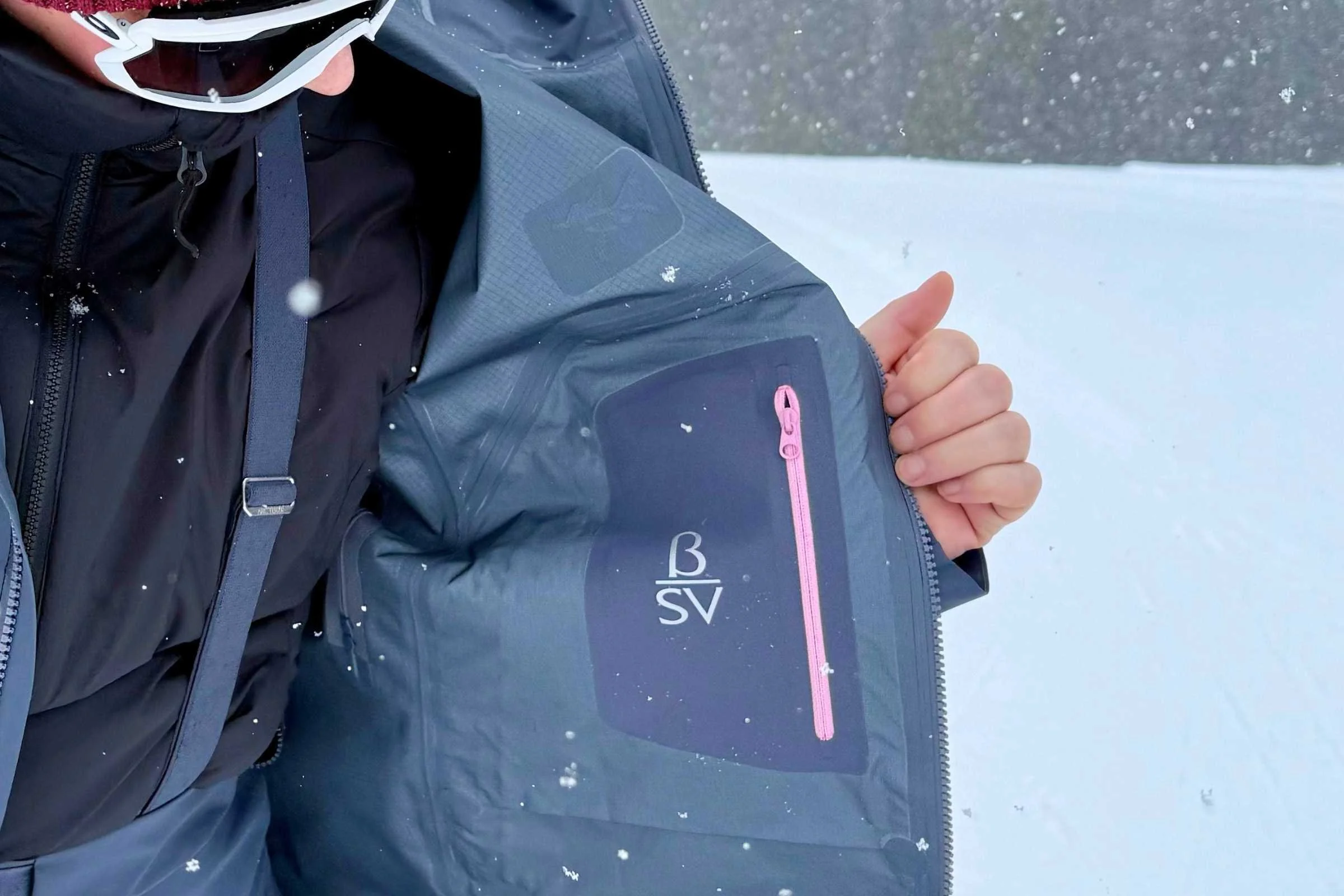 We love the pop of light pink on the zipper on the inside pocket.