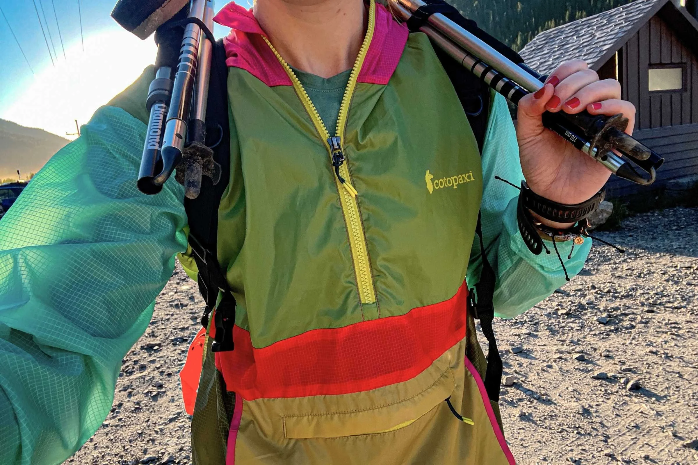 A close-up on the Cotopaxi Teca’s lightweight grid fabric visible in the arm, as well as the generous zip kangaroo pocket.