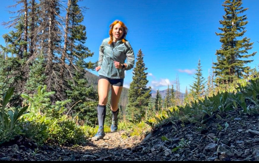 A Cute Hiking Outfit For An Unexpected Adventure In Colorado - The Mom Edit