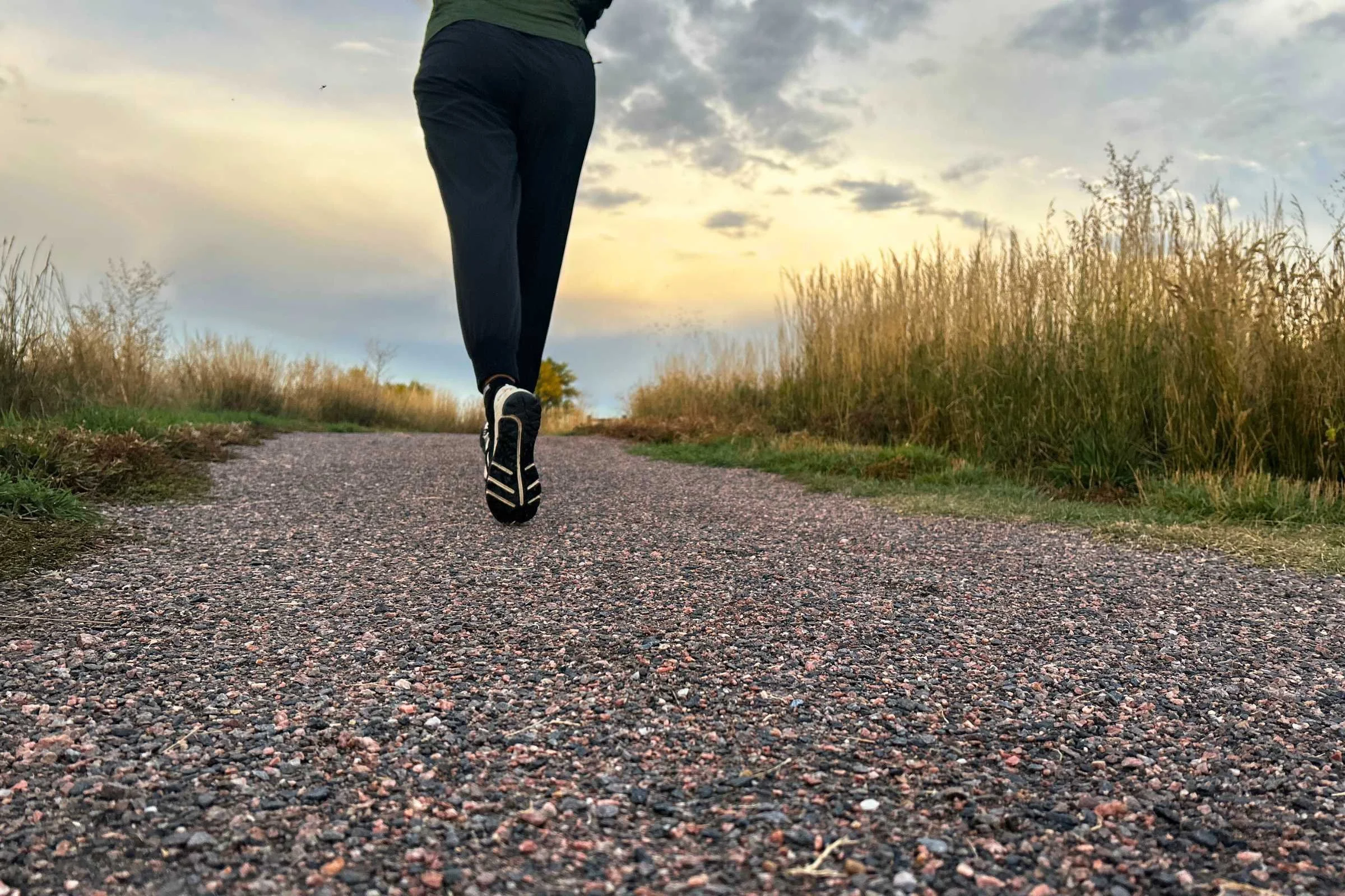 Runner wearing the Notace Yama T1 trail running shoe and presenting the outsole