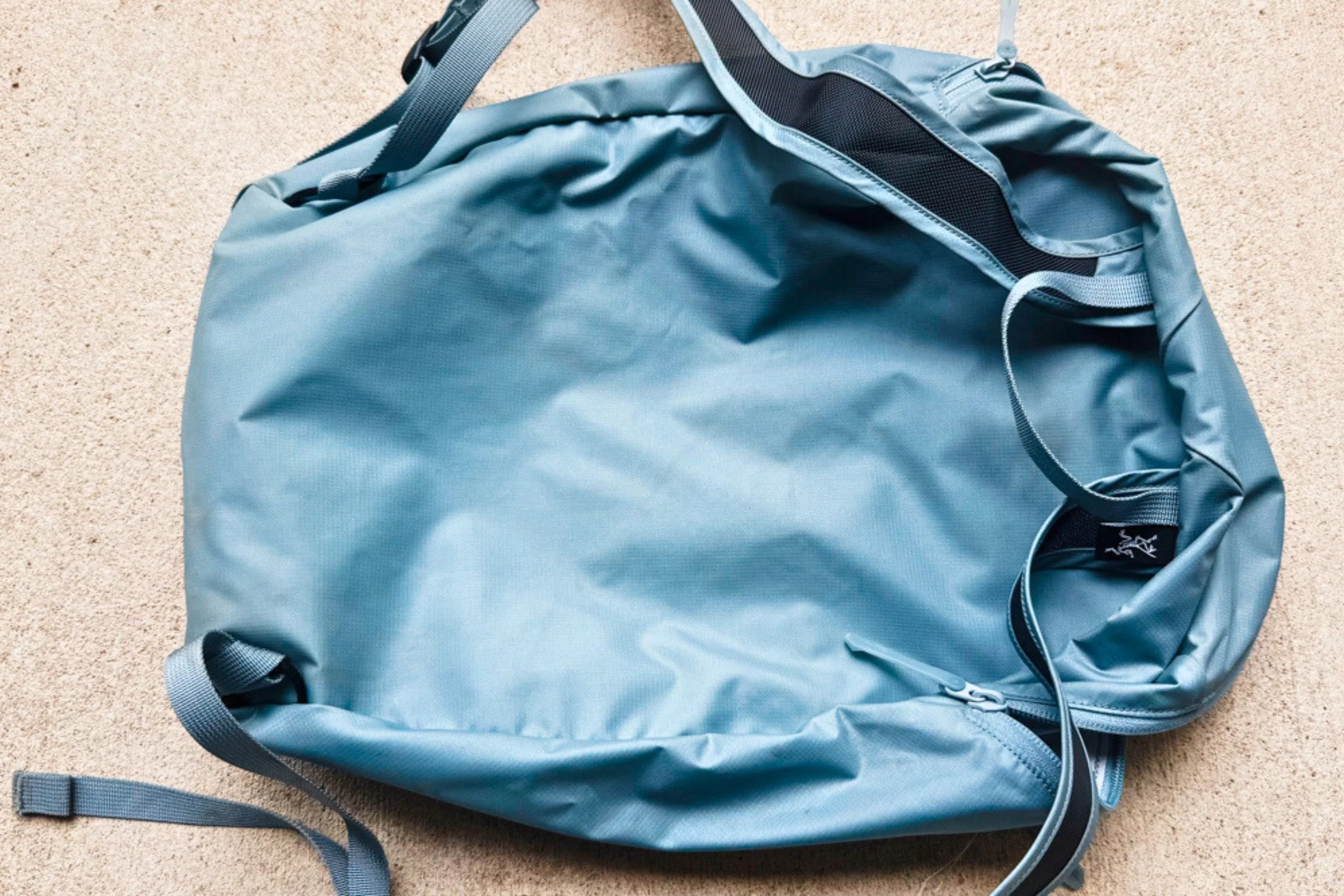 Unpadded back panel and shoulder straps of the Arc’teryx Heliad 15 backpack.