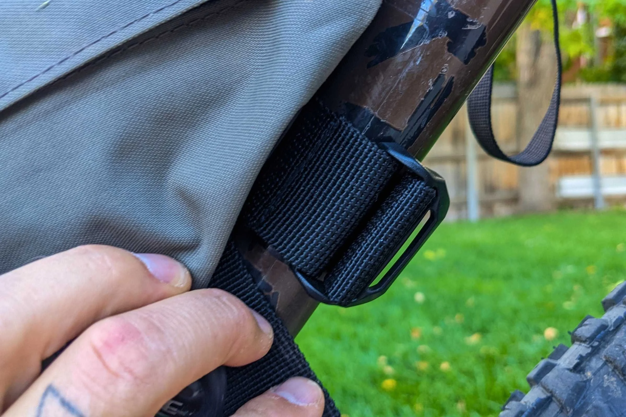 The Topeak bike frame bag uses ladder locking buckles as an attachment system.