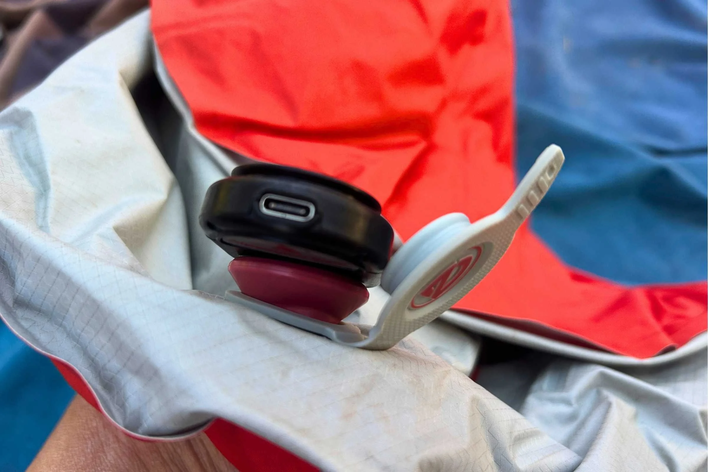 Alpenblow Lux compact device held in a person’s hand for a product demonstration.