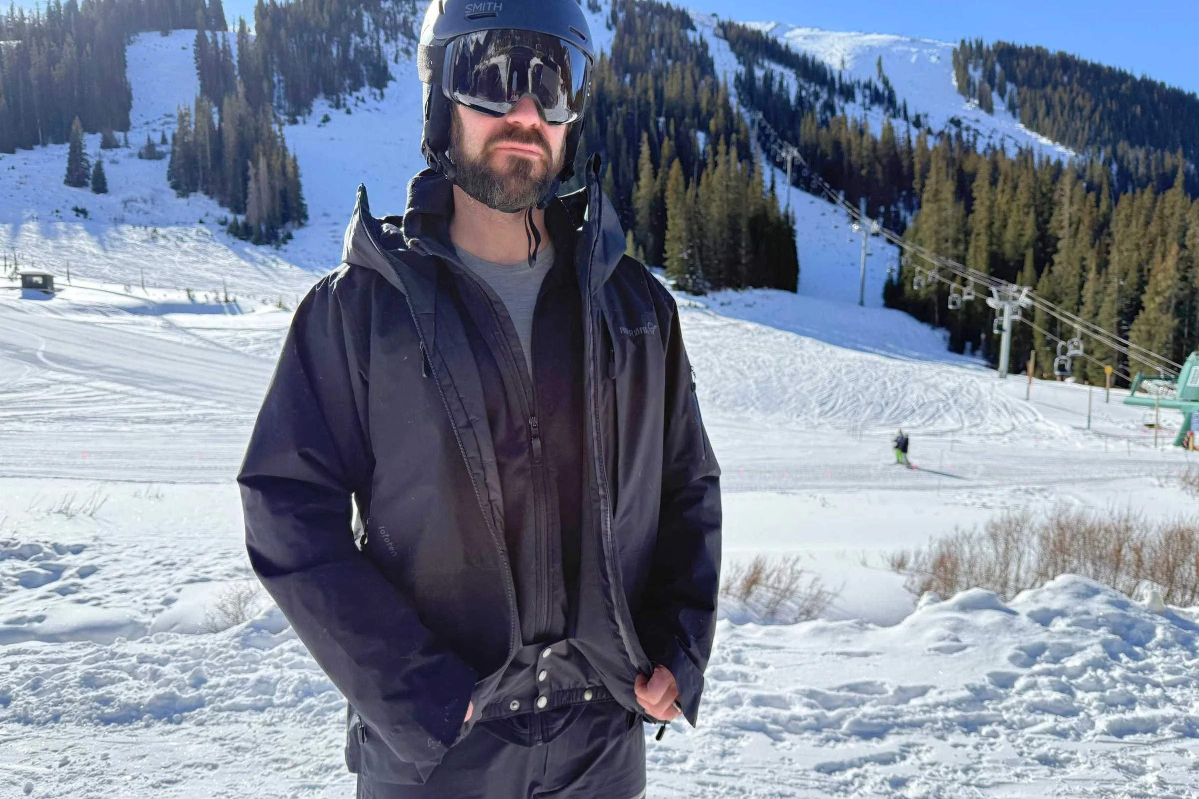 There is a fixed, full powder skirt on the lofoten Insulated jacket.