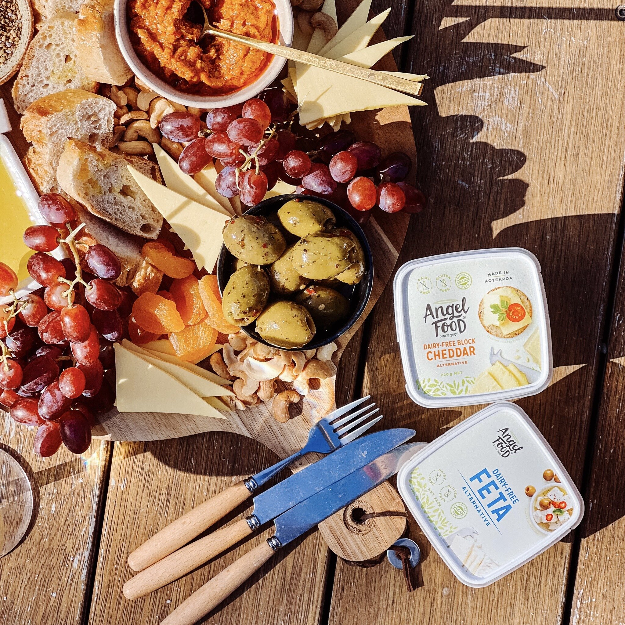 Gotta make the most of the lovely autumn weather with a picnic in the backyard, on the balcony or at the beach. Gather up those plant-based goodies and your favourite humans, and relaxxxxxx!