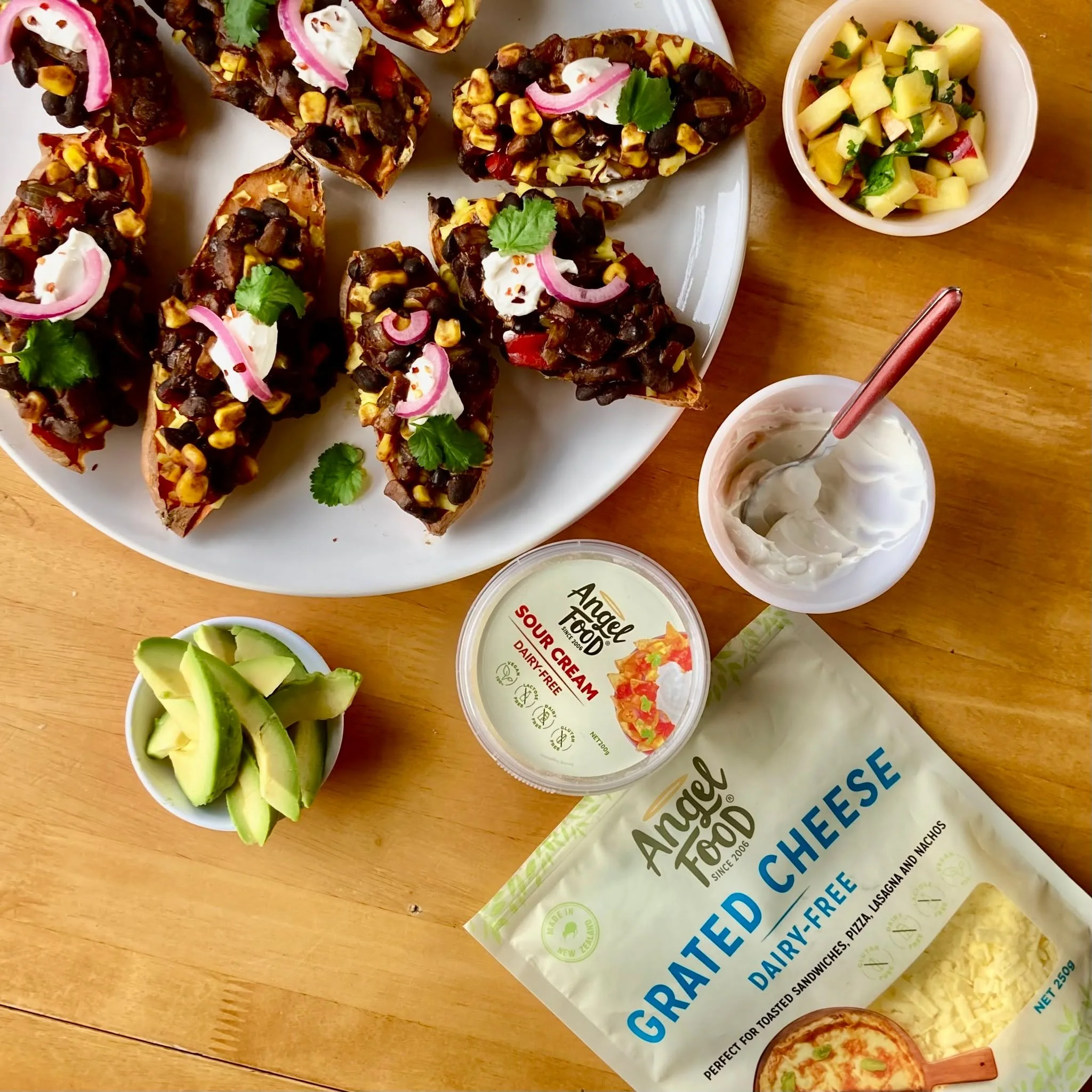 Baked kumara topped with taco-style filling and garnish is a real winner! 😍💃🌱🧀🤸 #newzealandfood #eggfree #dairyfree #friendsnotfood #MadeInNZ #vegancheese