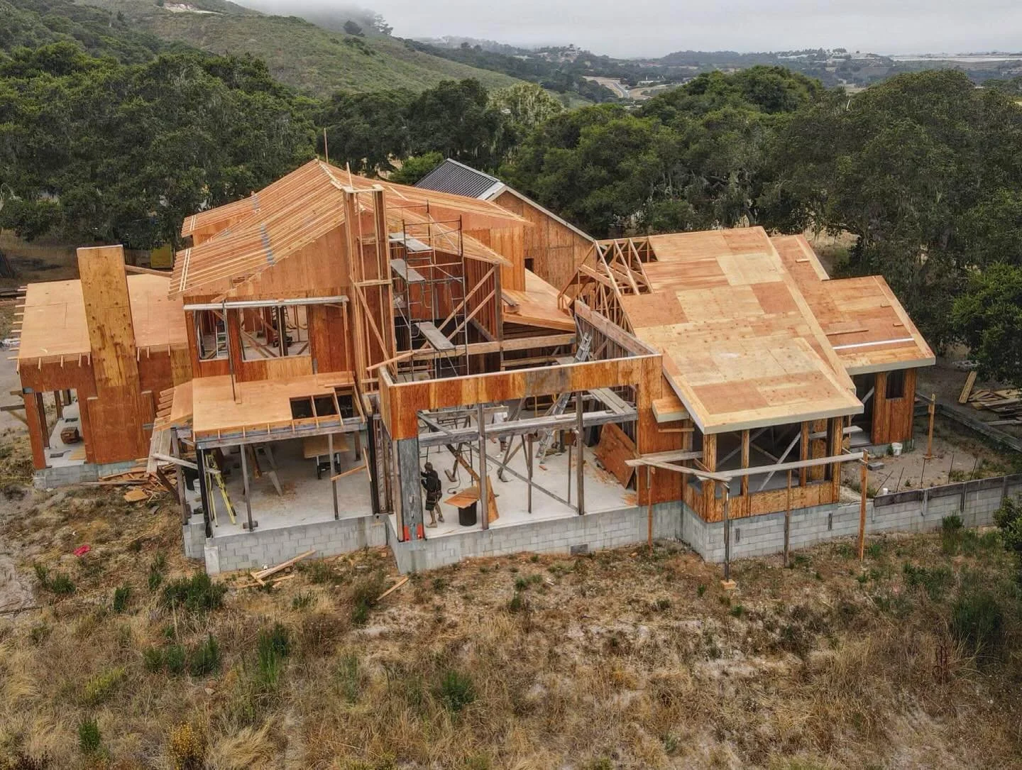Monterra Lot # 2 - Rolling trusses and sheeting garage. (Throwback to May 2024)
.
.
.
.
.
.
.
.
.
#construction #kellyconstruction #monterey #carmel #pebblebeach #monterra #montereycounty #builders #framing #trusses #build #santacruz #generalcontract