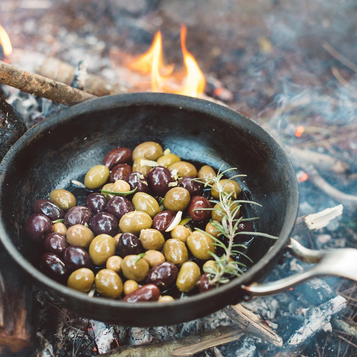 Warming the olives the old fashioned way 🔥#mixedolives #warmolives #olivelover