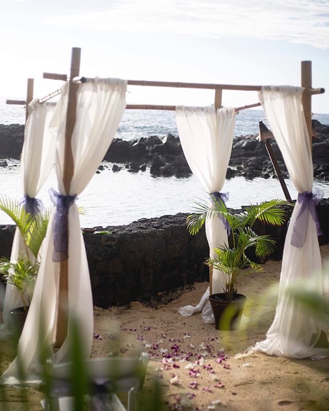 Nothing like an ocean side altar🌊🐚✨
.
.
.
#bsharpimages #brennasharpphotography #bigisland #hawaii #royalkonaresort #kona #destinationweddingphotographer #bigislandweddingphotographer #livealoha #canonphotographer #weddinginhawaii #weddingvenue #Ro