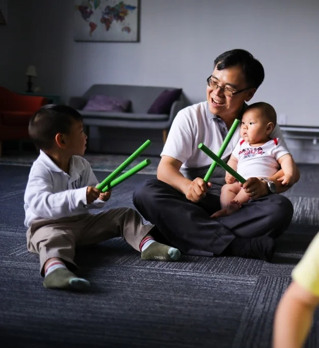 Photo_Kindermusik_MadelineThibodeauxStudio-2018_family-Asian-rhythm-sticks_Level4_2520x1680-1024x683.jpg